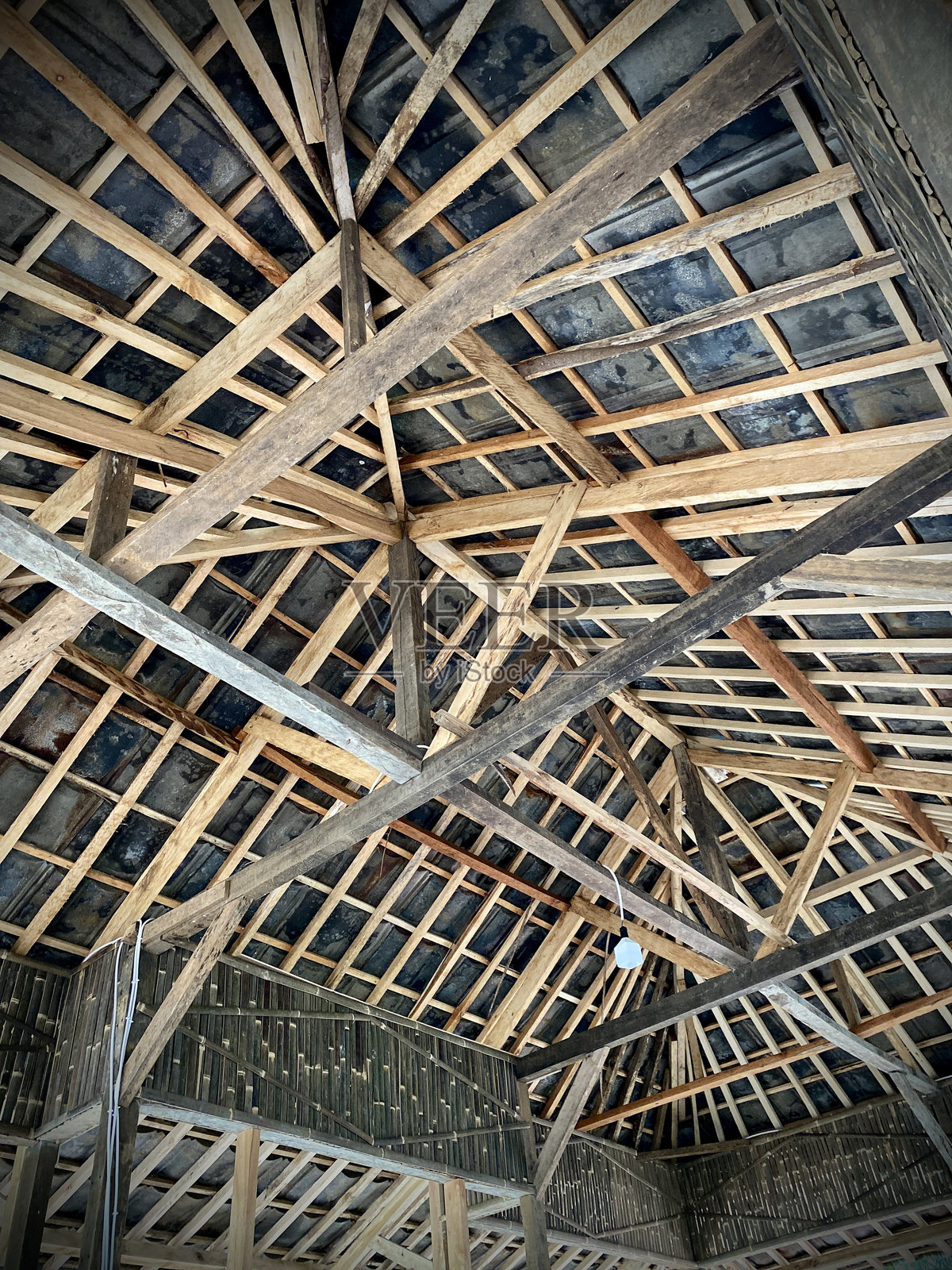 对称木桁架的传统屋顶结构照片摄影图片