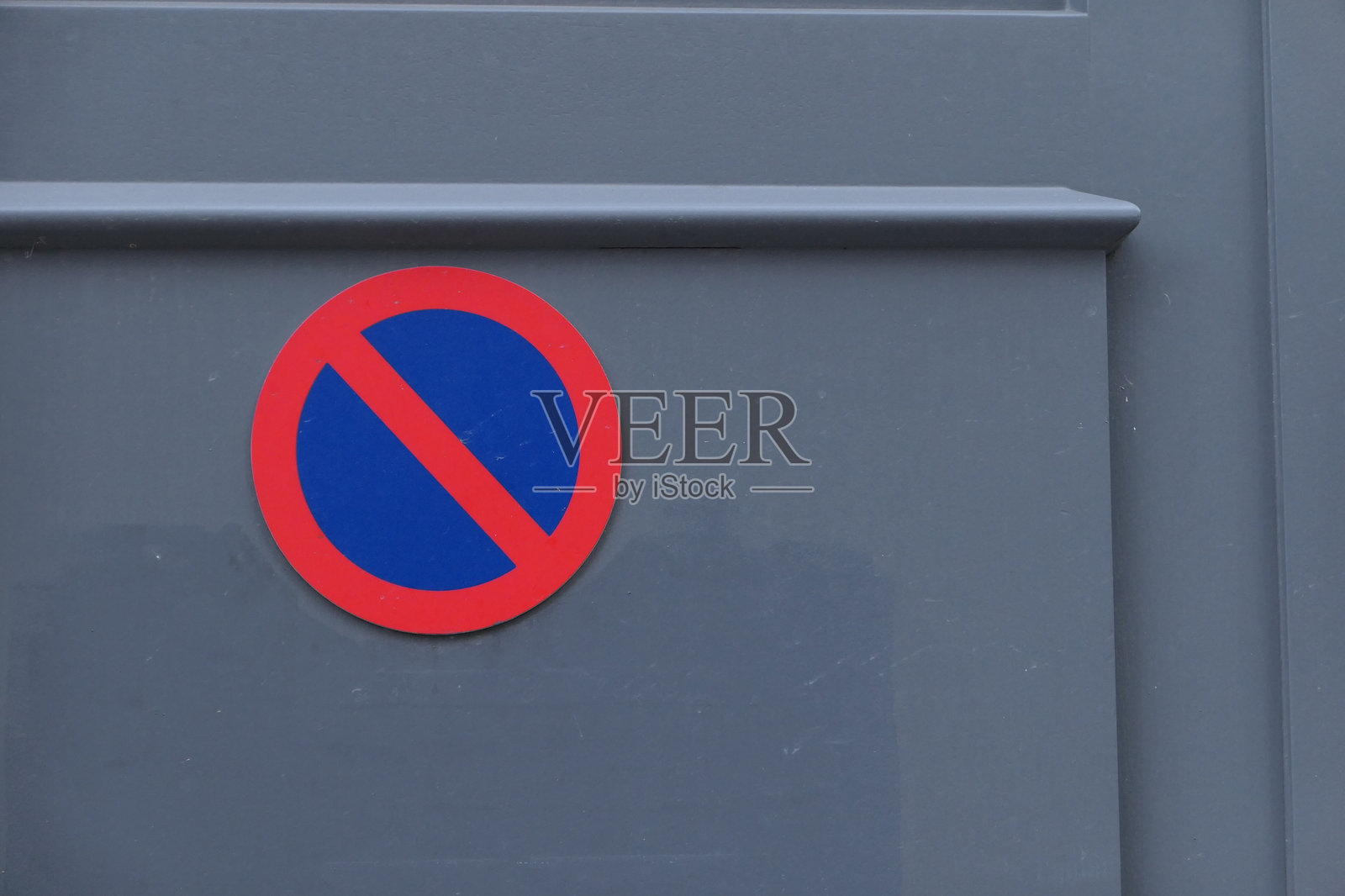灰色墙壁上的禁止停车标志特写照片摄影图片