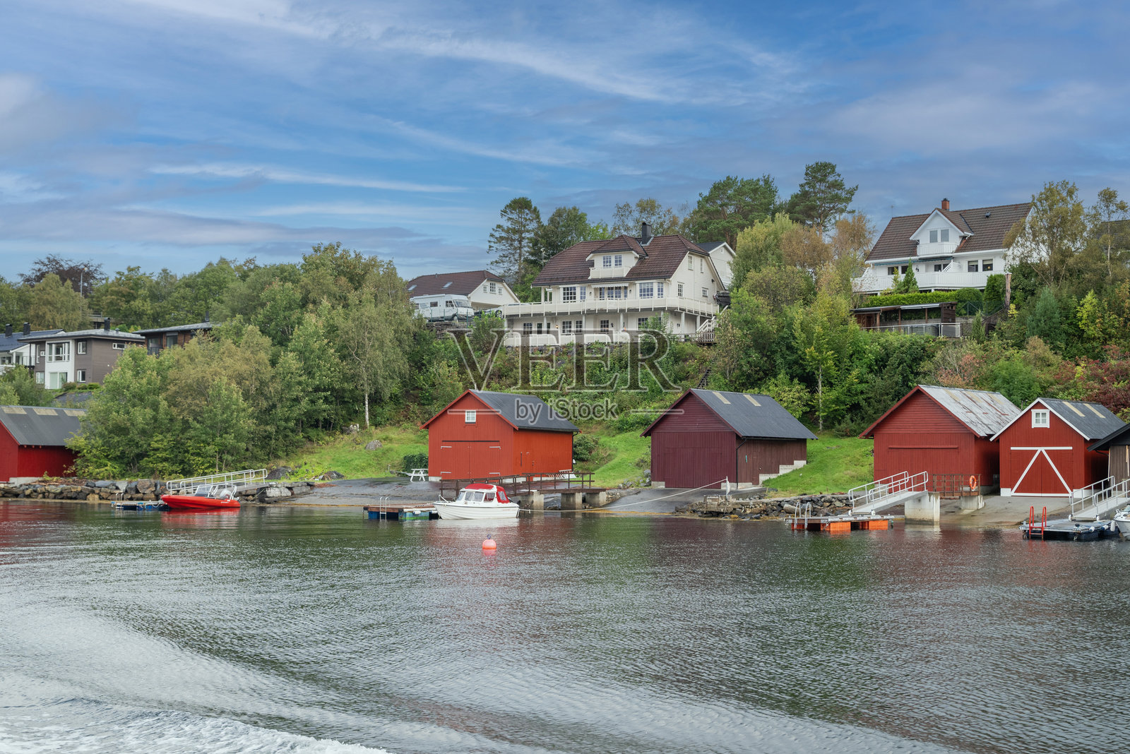 挪威海岸的景色，五彩斑斓的房屋照片摄影图片
