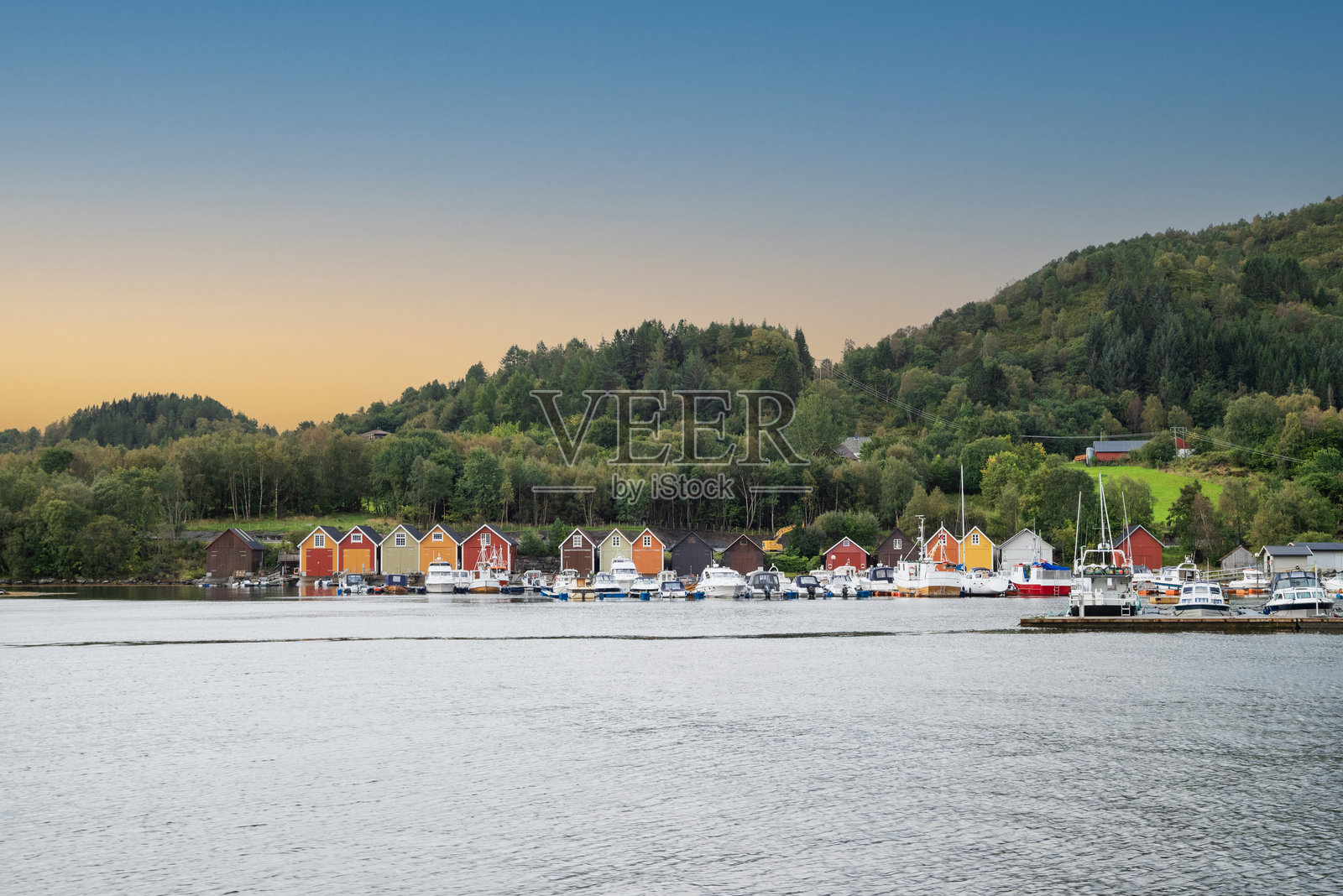 挪威海岸的景色，五彩斑斓的房屋照片摄影图片