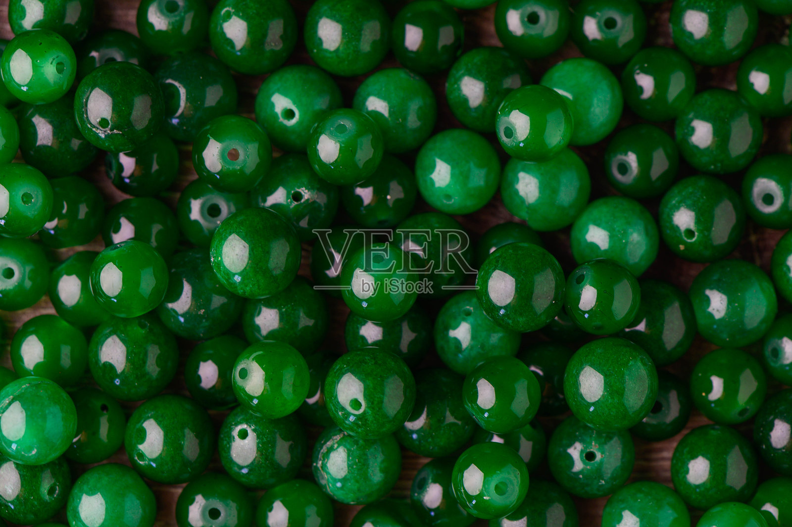 用于制作护身符的绿色石球作为背景1照片摄影图片
