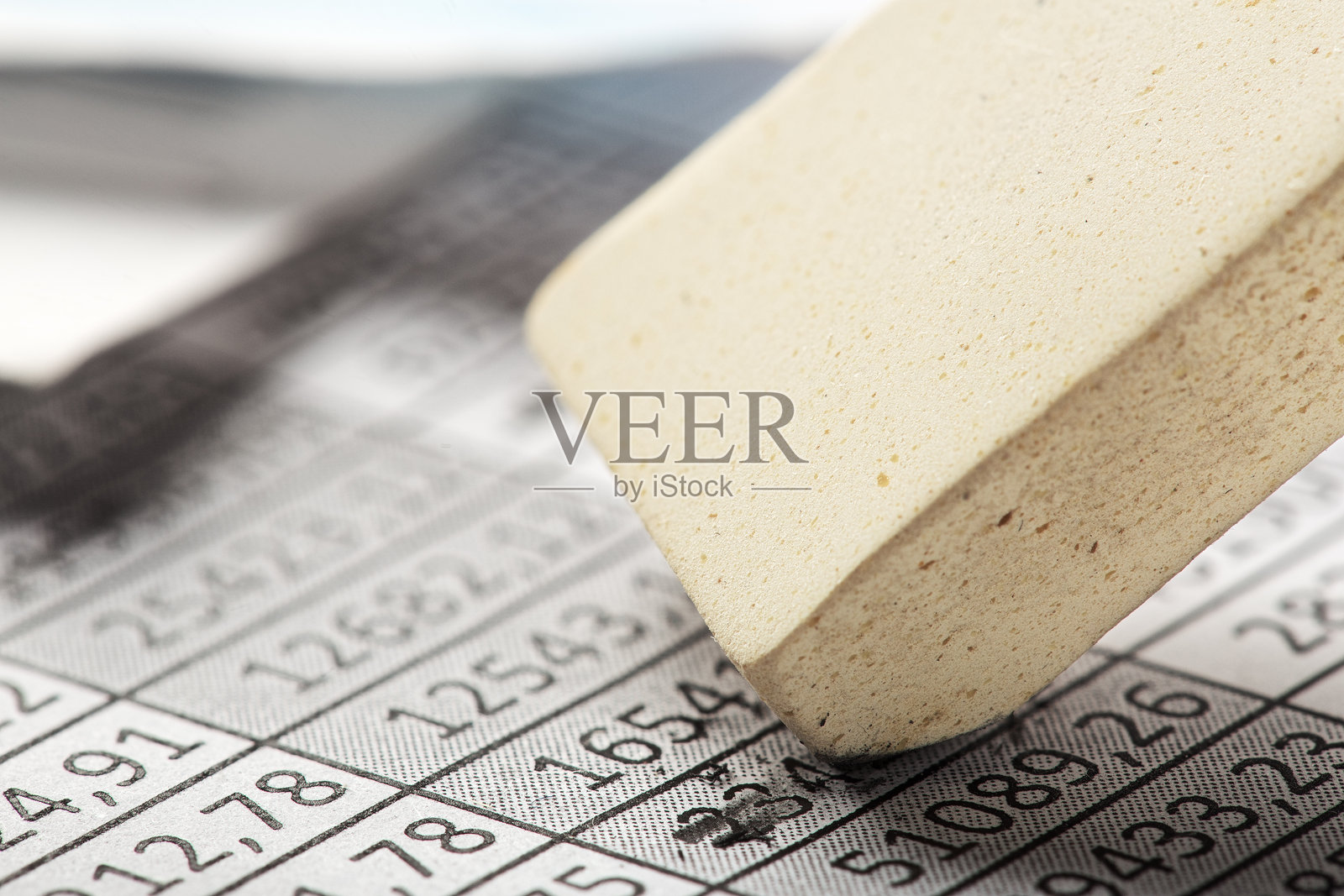 用橡皮擦修复文档中的财务数据。银行、财务报告和财务审计的概念。照片摄影图片