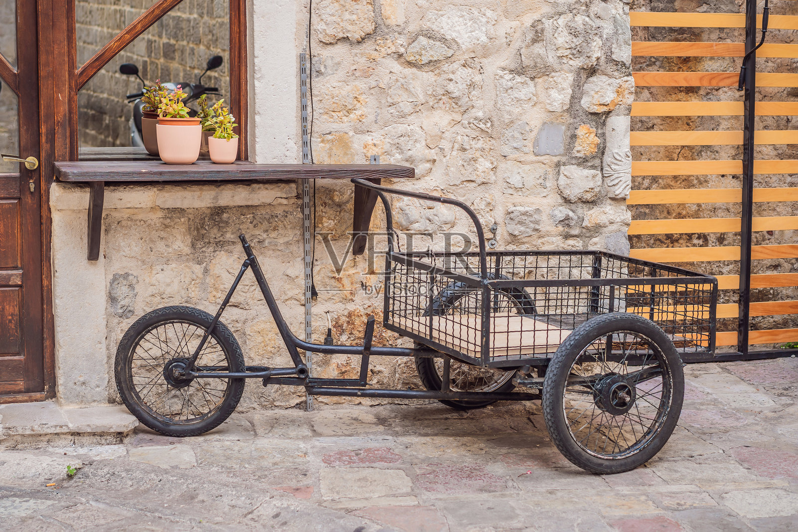 黑山科托尔老城的色彩斑斓的街道在阳光明媚的日子里照片摄影图片