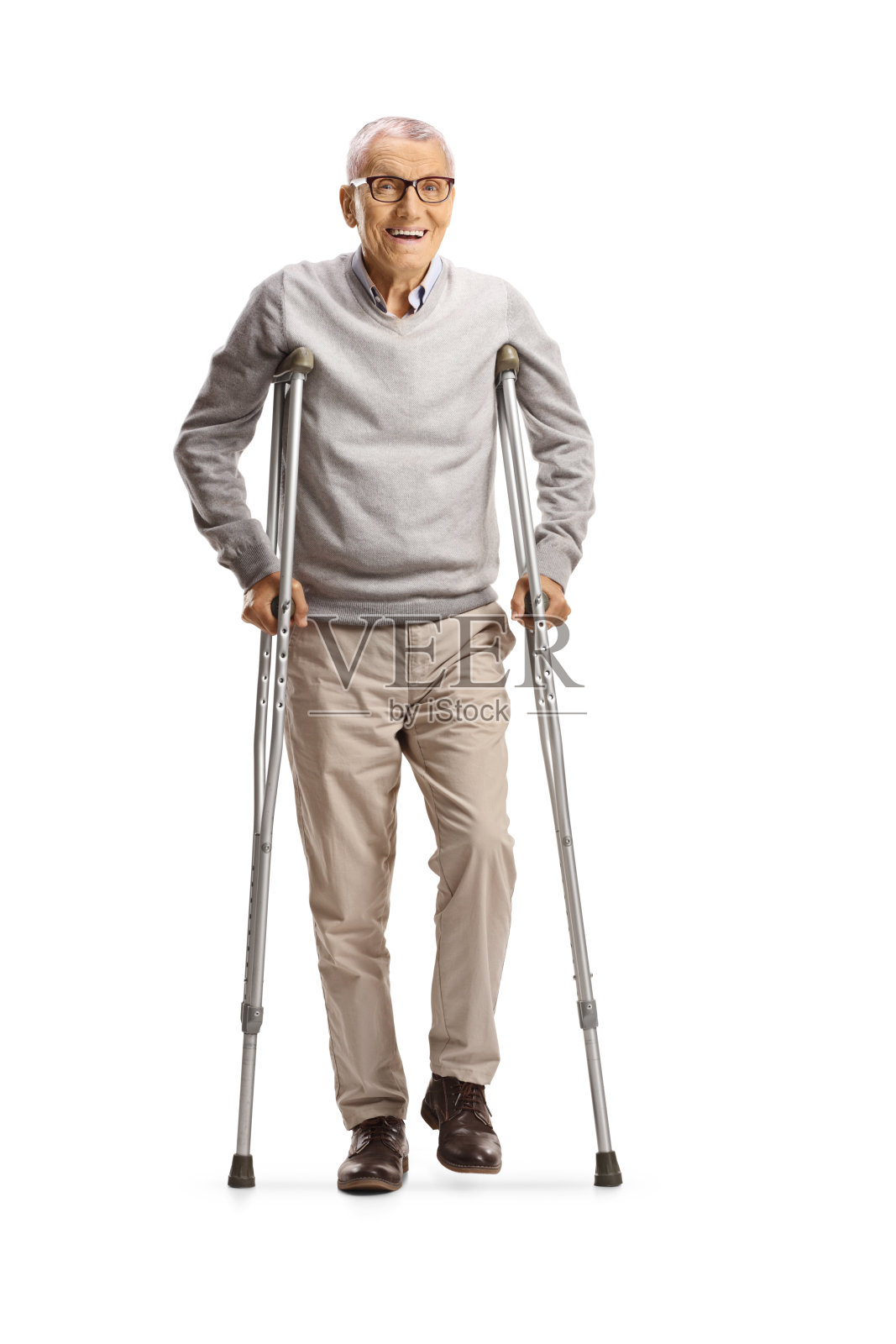 拄着拐杖站着的受伤腿的老人照片摄影图片