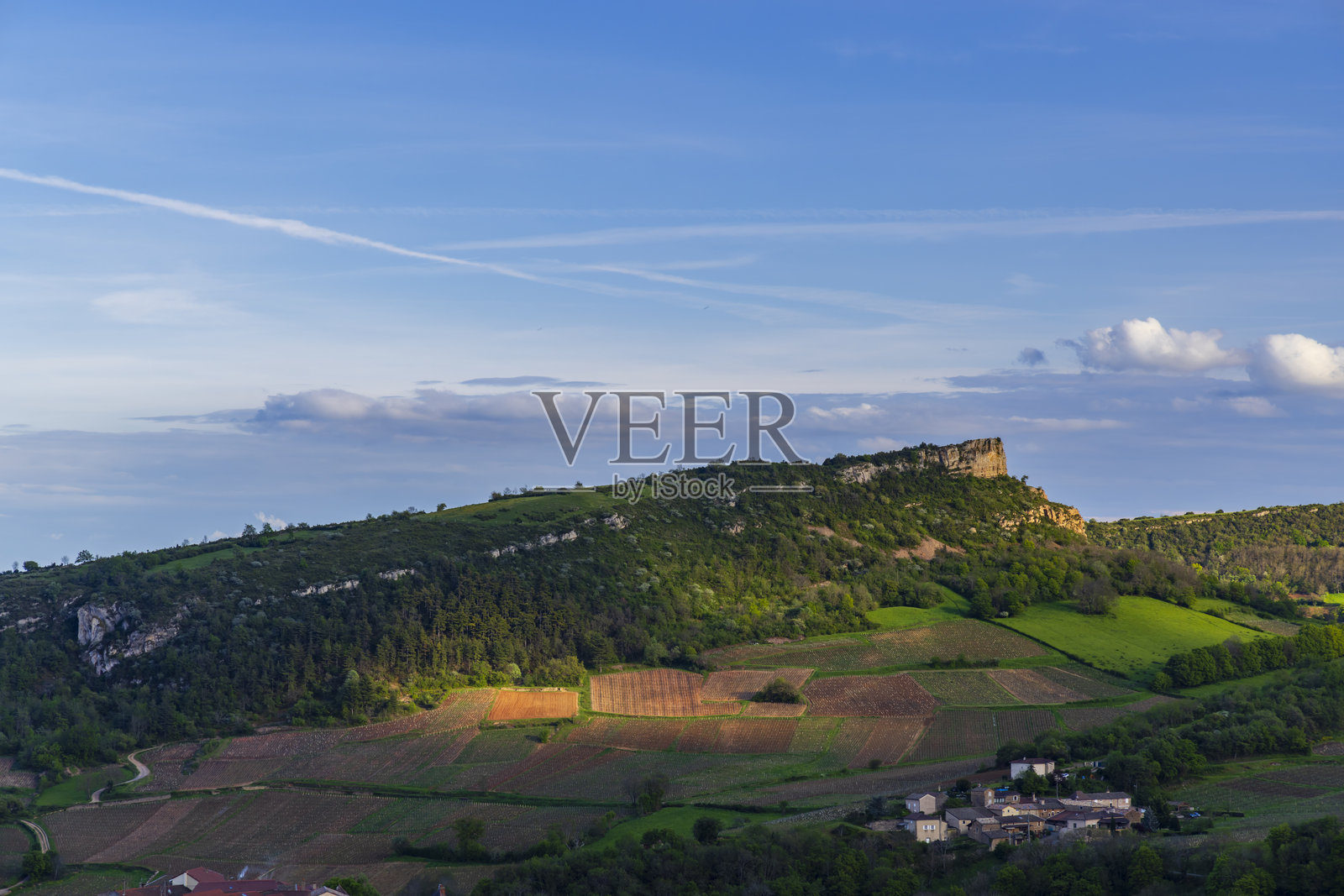 索吕特岩与葡萄园，法国勃艮第，索吕特-普伊。照片摄影图片