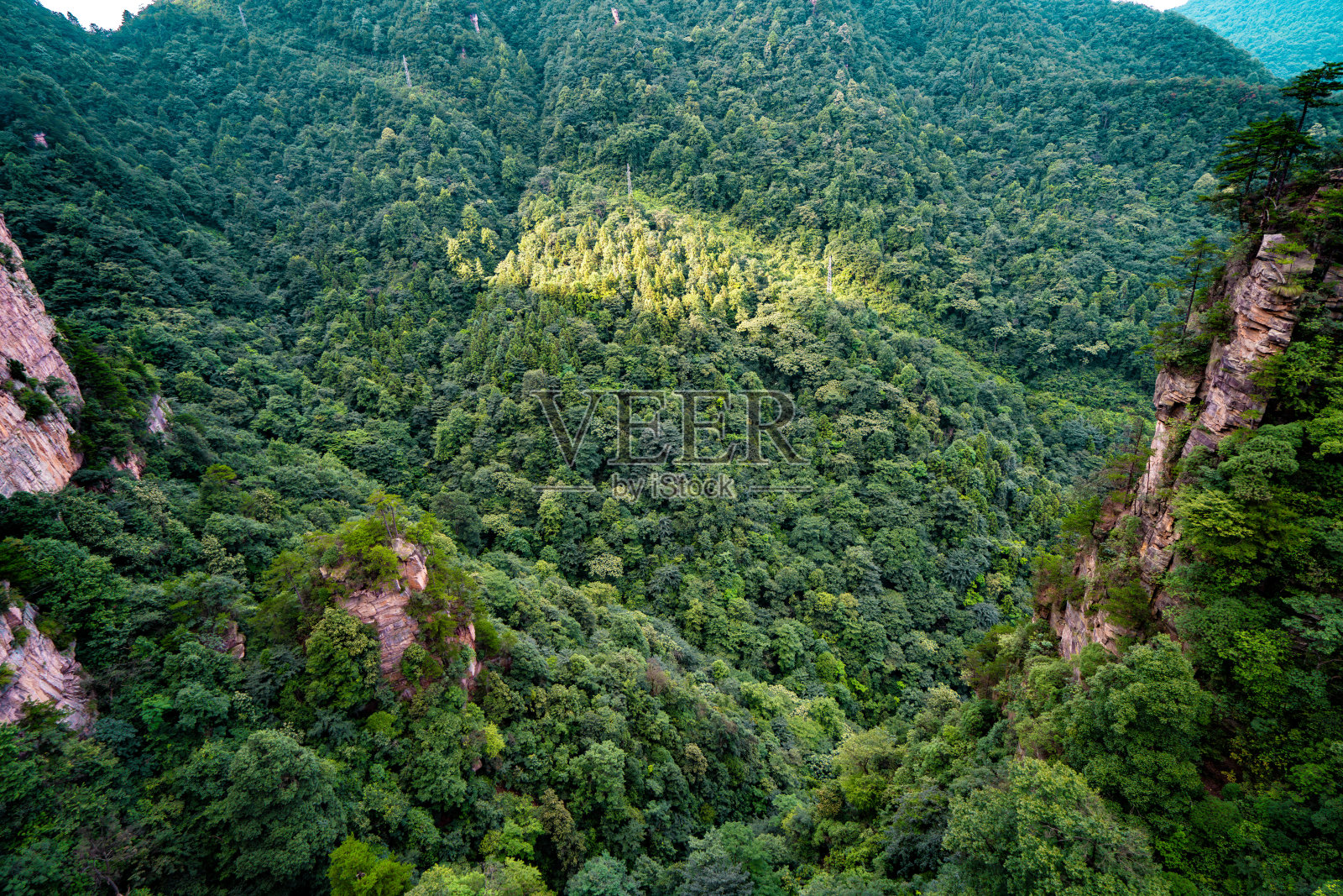 中国湖南省张家界的雾气缭绕的岩柱和山脉风景照片摄影图片