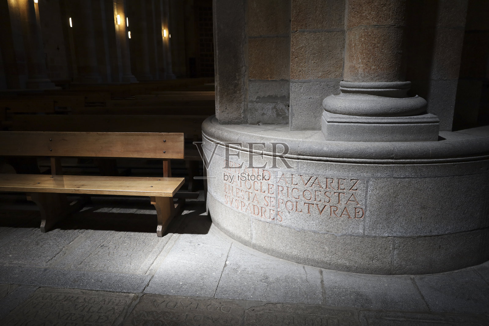 阿维拉古镇圣维森特大教堂的墓地照片摄影图片