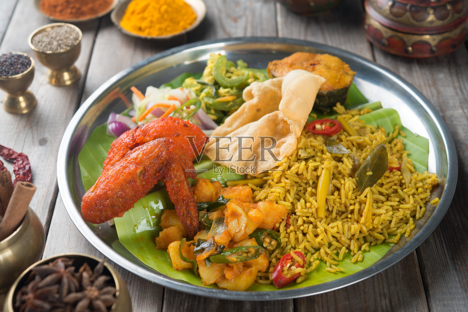 木桌上盘子里盛着带叶子的美食特写照片摄影图片