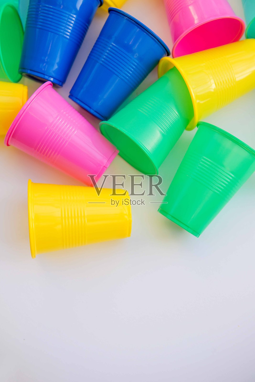 高角度视图的多彩杯子与白色背景照片摄影图片