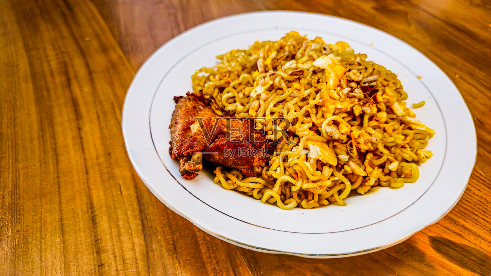 盘子上的鸡肉炒面照片摄影图片