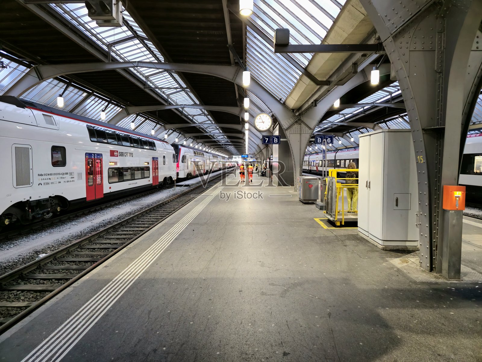 苏黎世中央火车站月台上的火车照片摄影图片