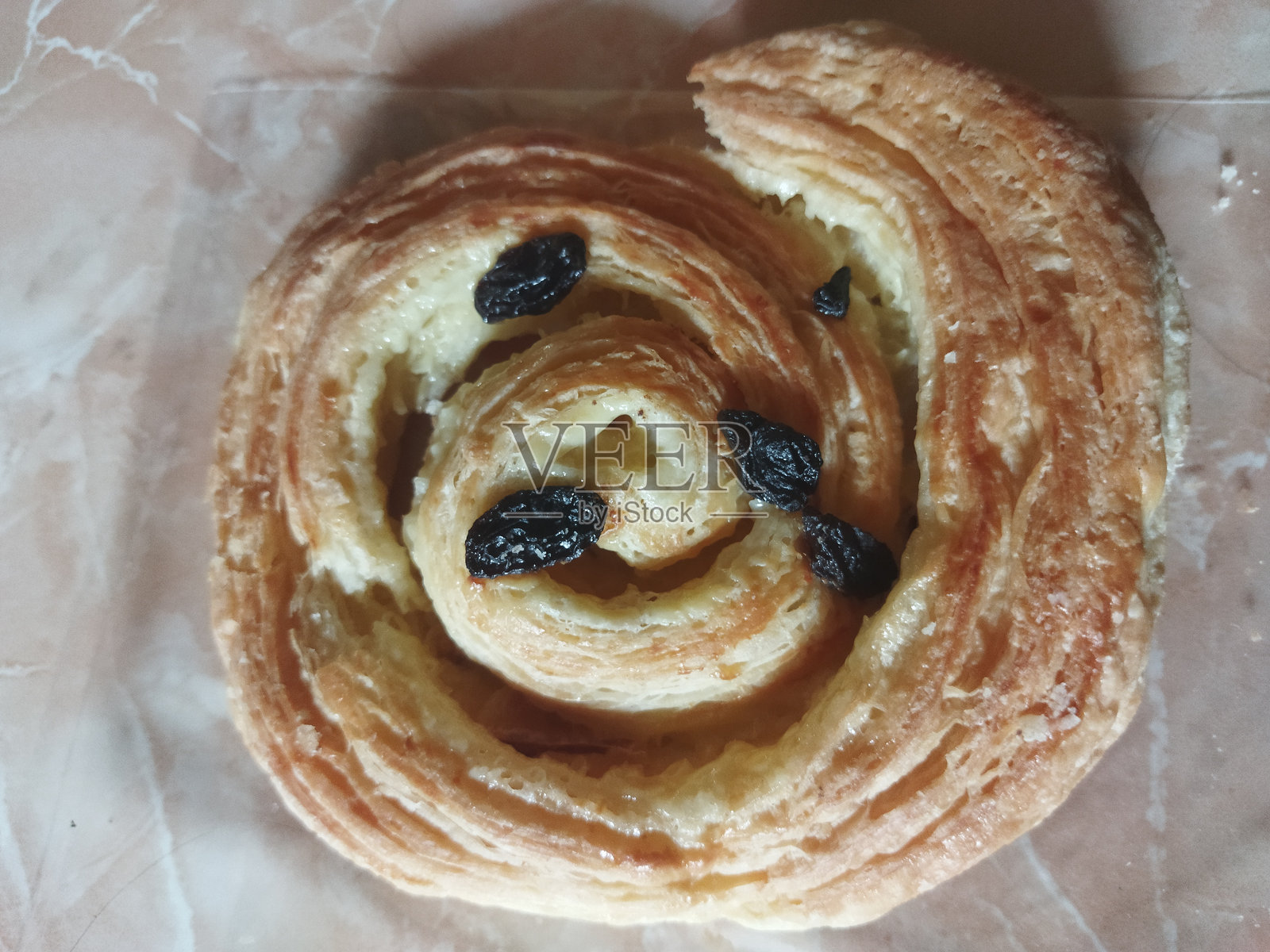 葡萄干顶饰的糕点蛋糕照片摄影图片