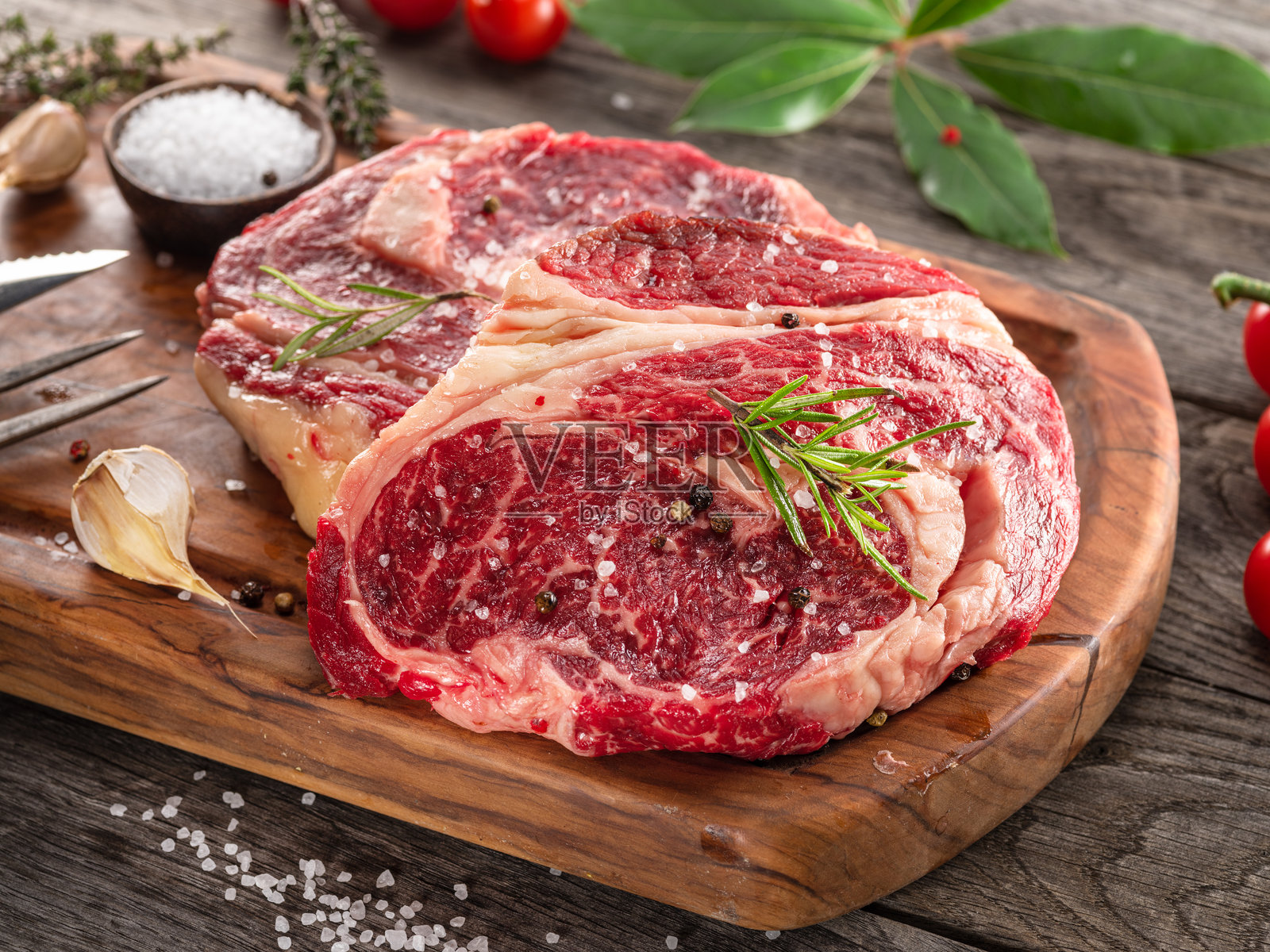 准备烹饪的香草调味生牛排照片摄影图片