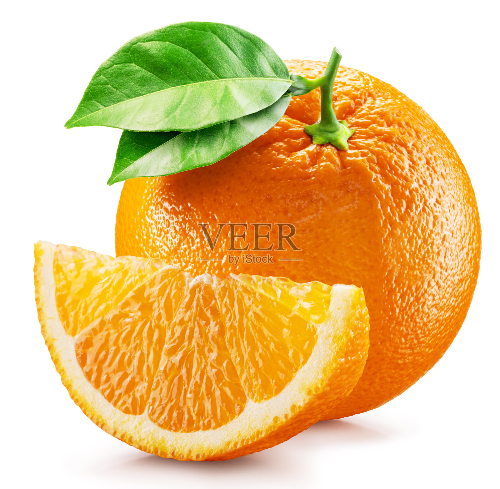 带叶子的橙子和橙子切片，孤立在白色背景上。剪切路径。照片摄影图片
