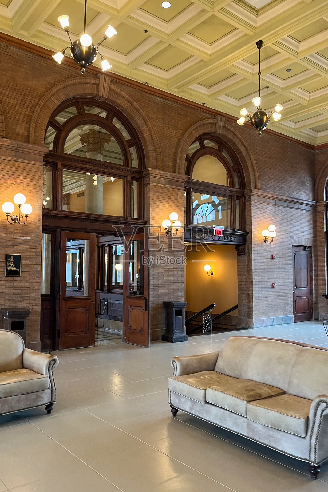 一个大房间,里面有沙发和椅子,位于美国弗吉尼亚州里士满的主街车站。照片摄影图片