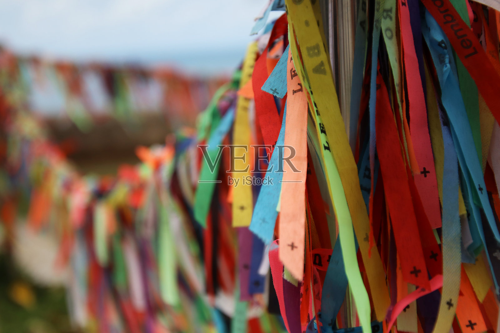 五彩缤纷的丝带在微风中轻轻飘动，每一条都代表着一个独特的愿望或祈祷，祈求和平与繁荣。照片摄影图片