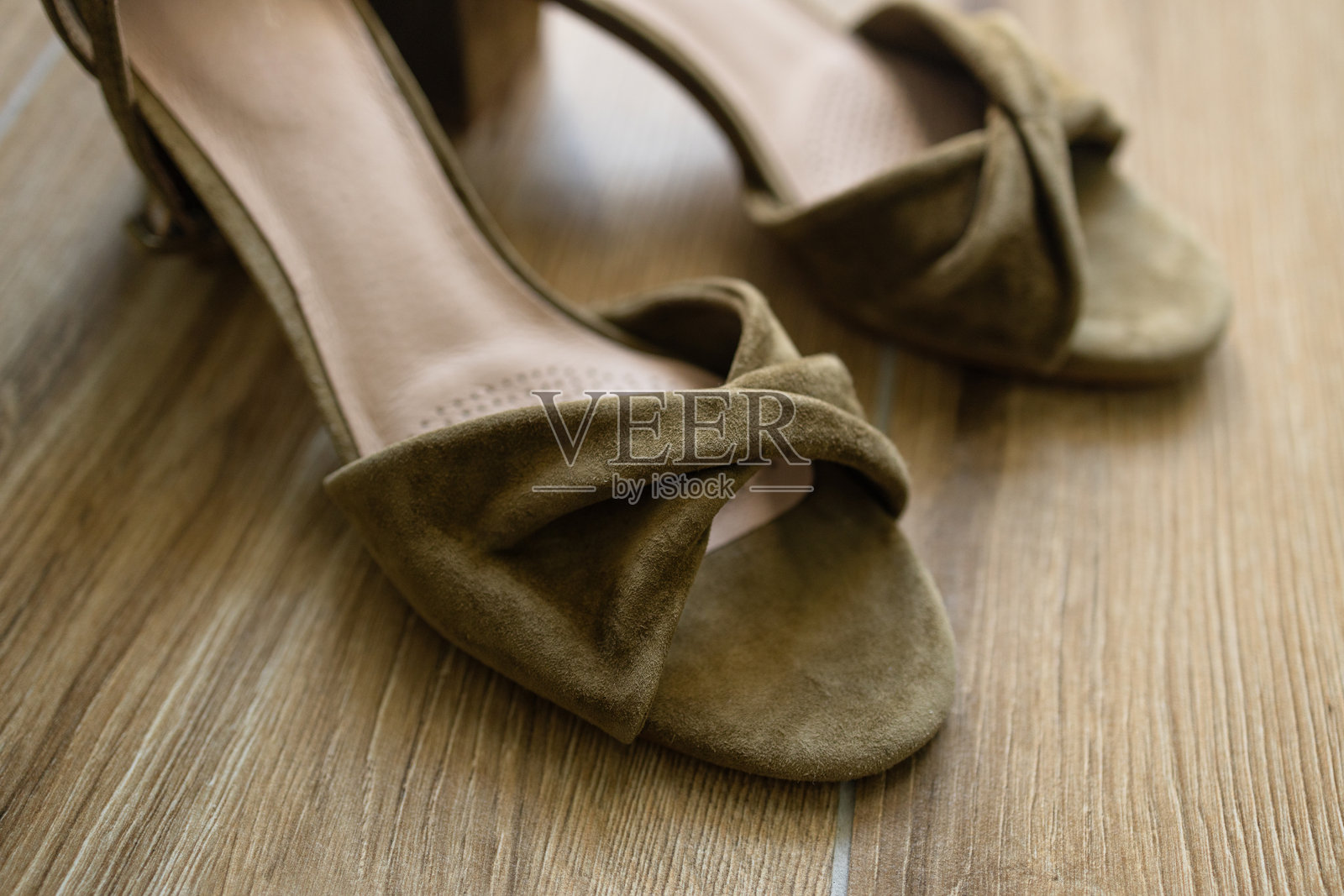 优雅经典的橄榄色女皮鞋，背景为粉色。留白空间。照片摄影图片