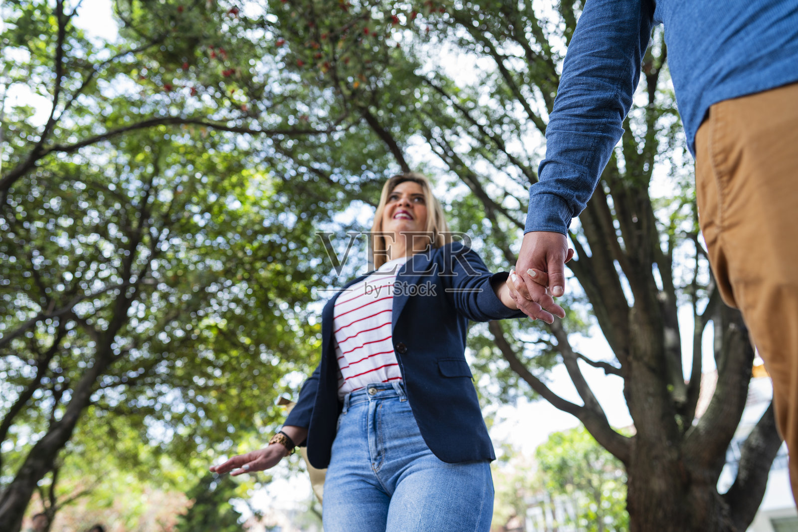 一对已婚夫妇走向他们与心理医生的约会。照片摄影图片