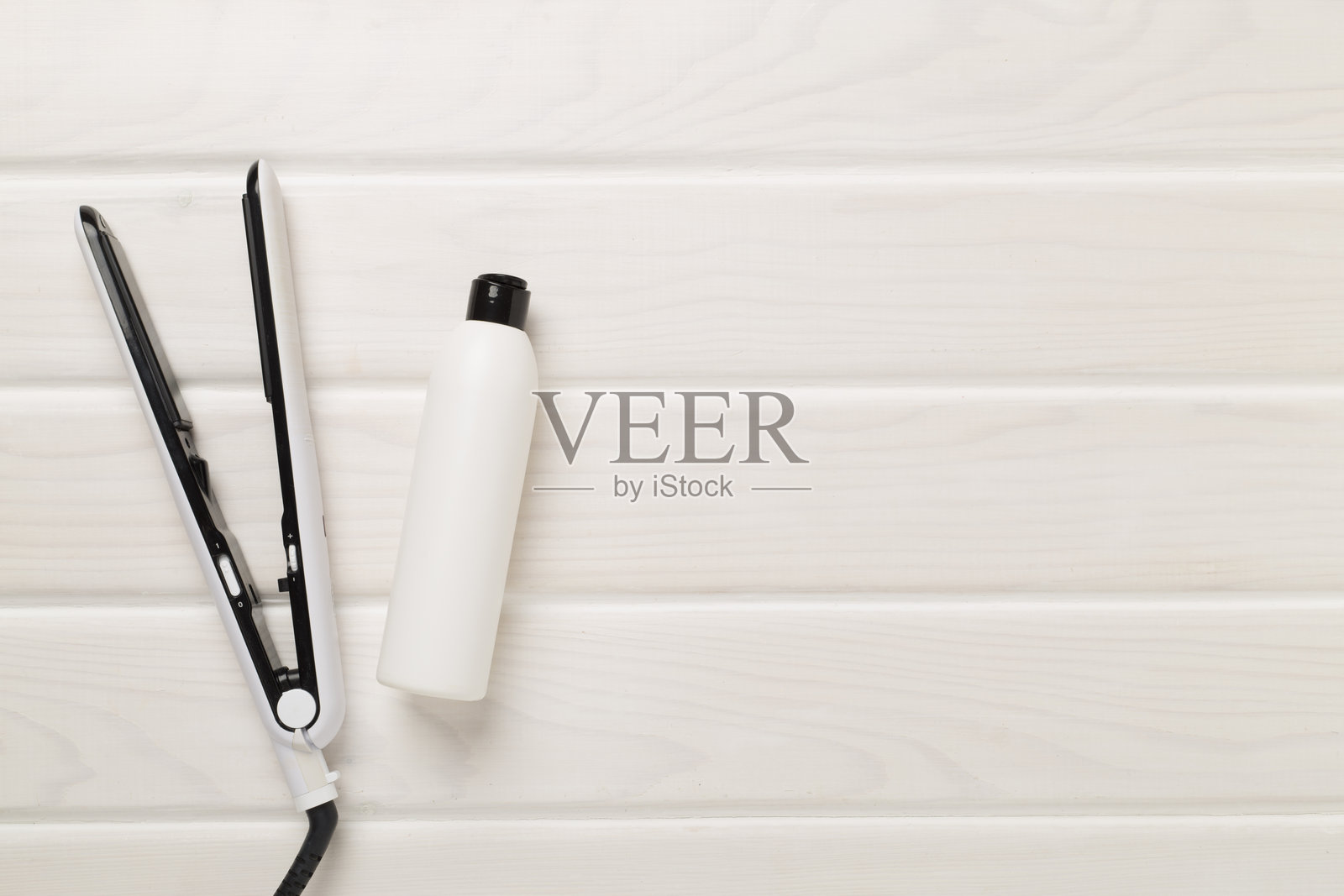 带热保护的直发器，木质背景，俯视图照片摄影图片