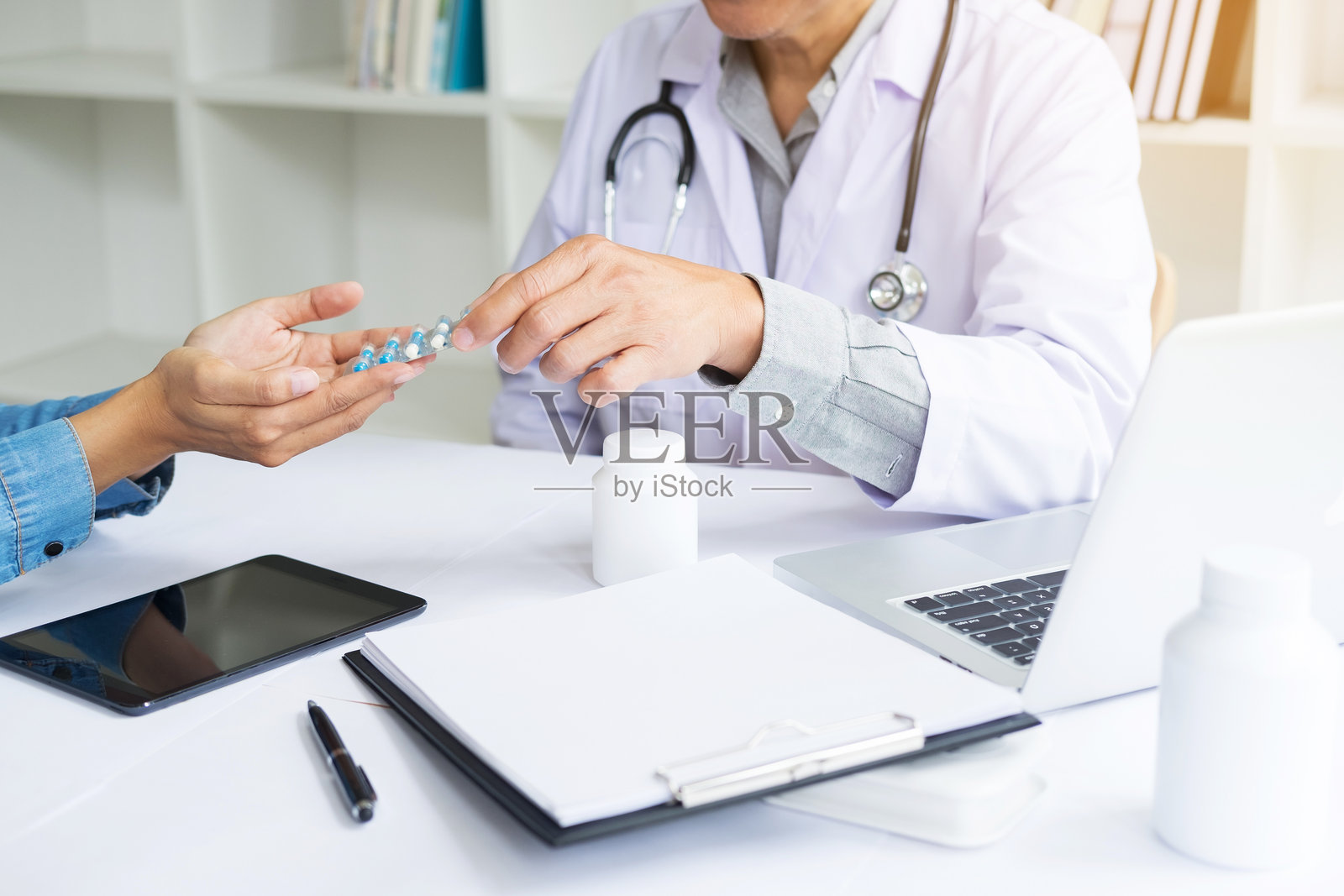 医生给病人喂药的中段画面照片摄影图片