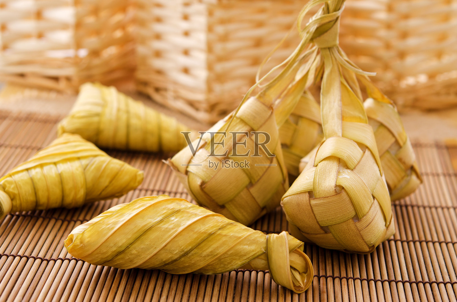 桌子上容器里的食物特写照片摄影图片