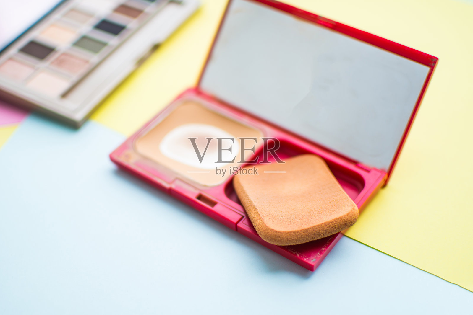 彩色纸张上的紧致粉饼特写照片摄影图片