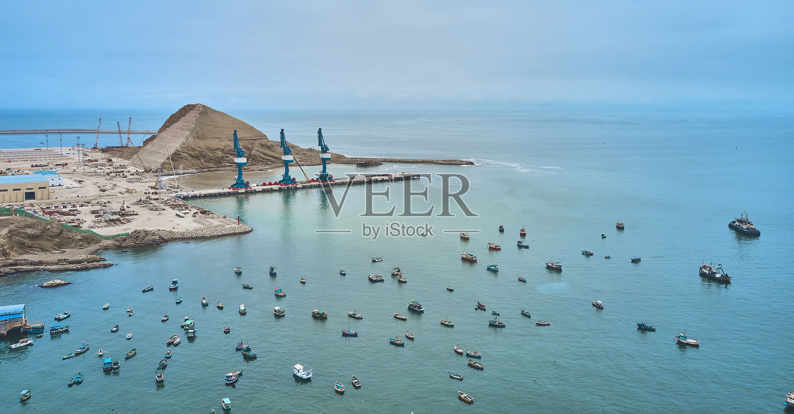 昌凯港口。位于秘鲁，由中国公司中远海运正在建设的超级港口，南美洲的海运中心，具备超级船舶的接纳能力。查卡伊，秘鲁。照片摄影图片