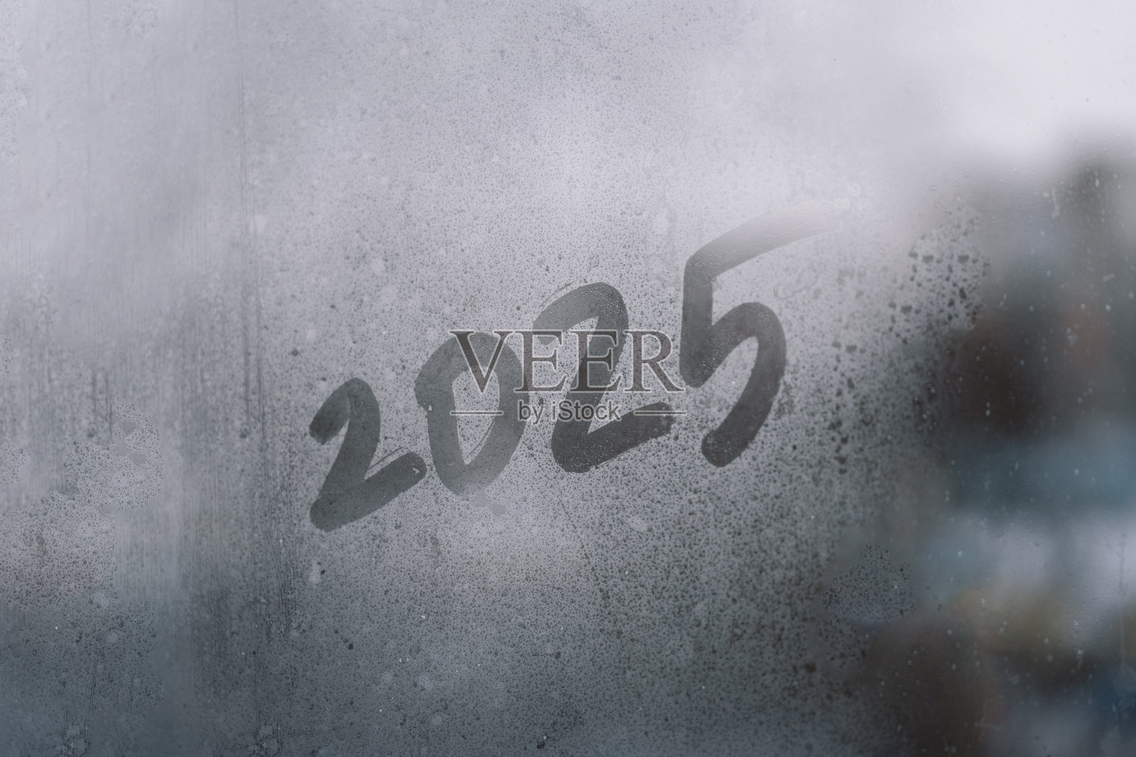 一扇雾蒙蒙的窗户上显示着2025年照片摄影图片