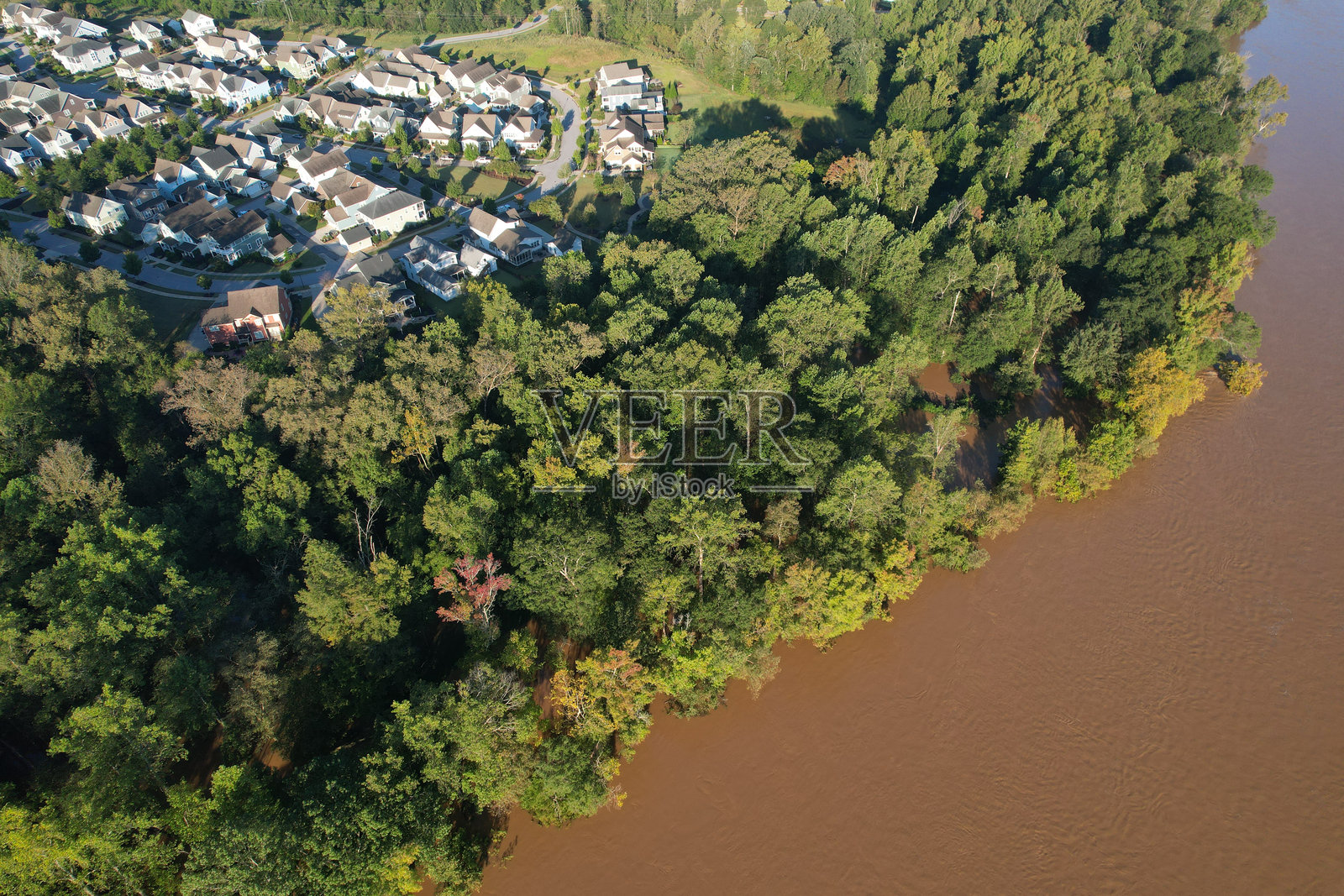 洪水泛滥的卡塔巴河浑浊的水几乎侵入南卡罗来纳州的洛克希尔社区，飓风海伦造成的影响。照片摄影图片