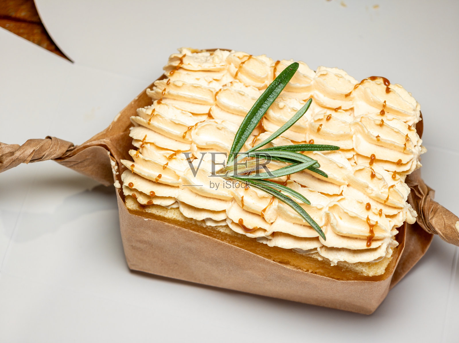 焦糖海盐蛋糕，纸袋包装，简约美食照片摄影图片
