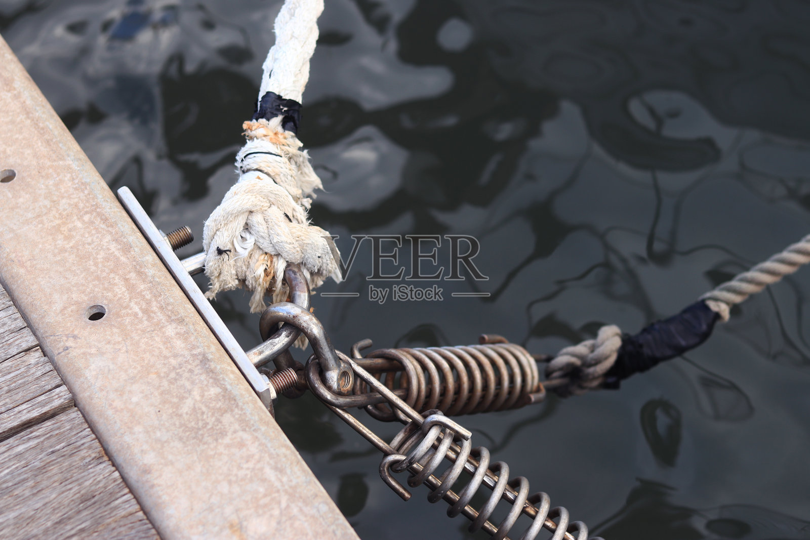 系缆桩用于系缆和固定绳索照片摄影图片