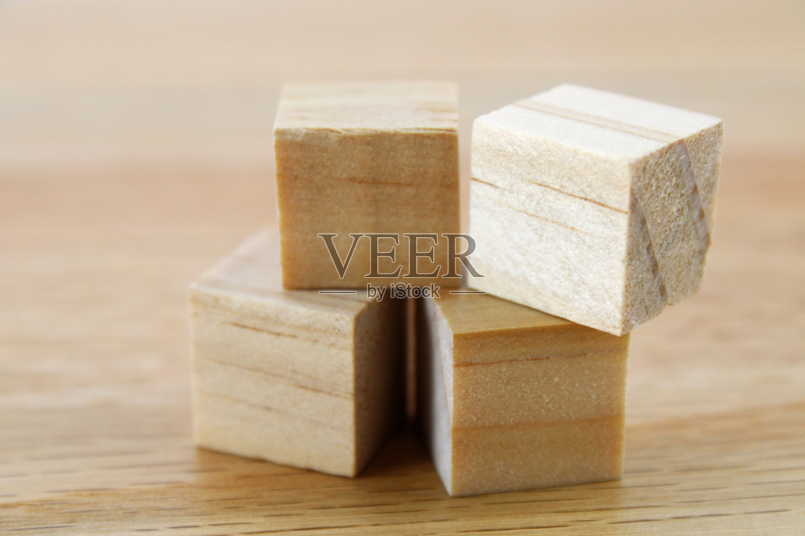 相同材质表面上的四个木制立方体照片摄影图片
