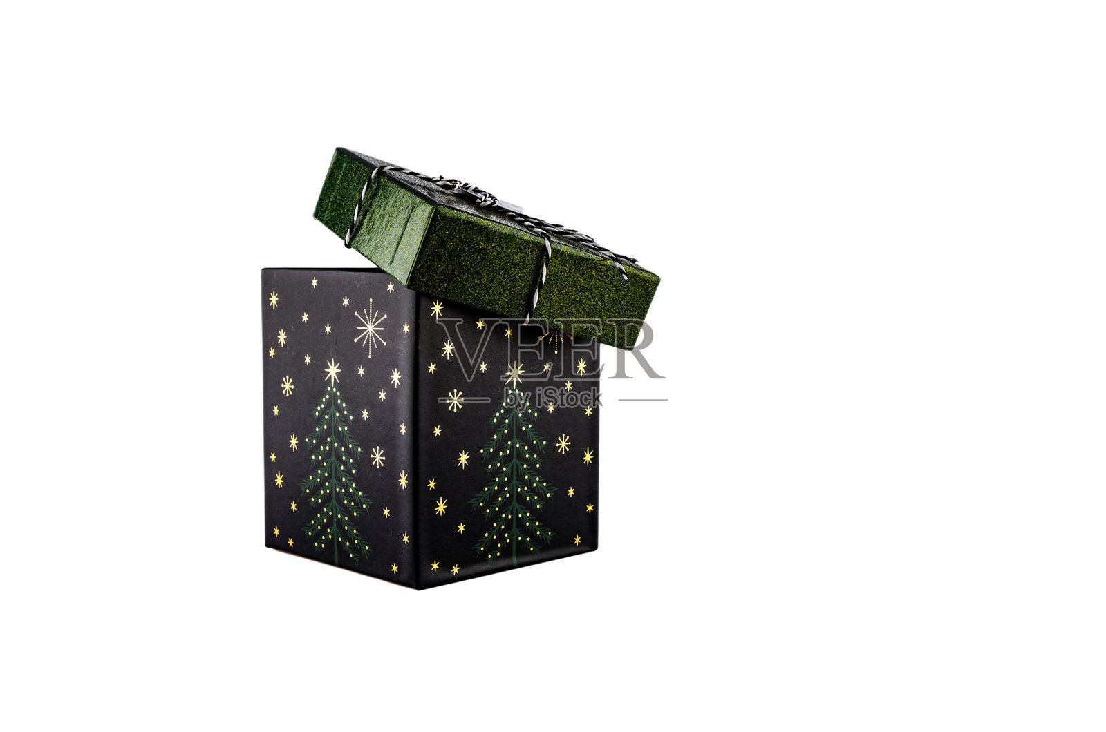 白色背景上的绿色方形盒子，带有开启的盖子照片摄影图片