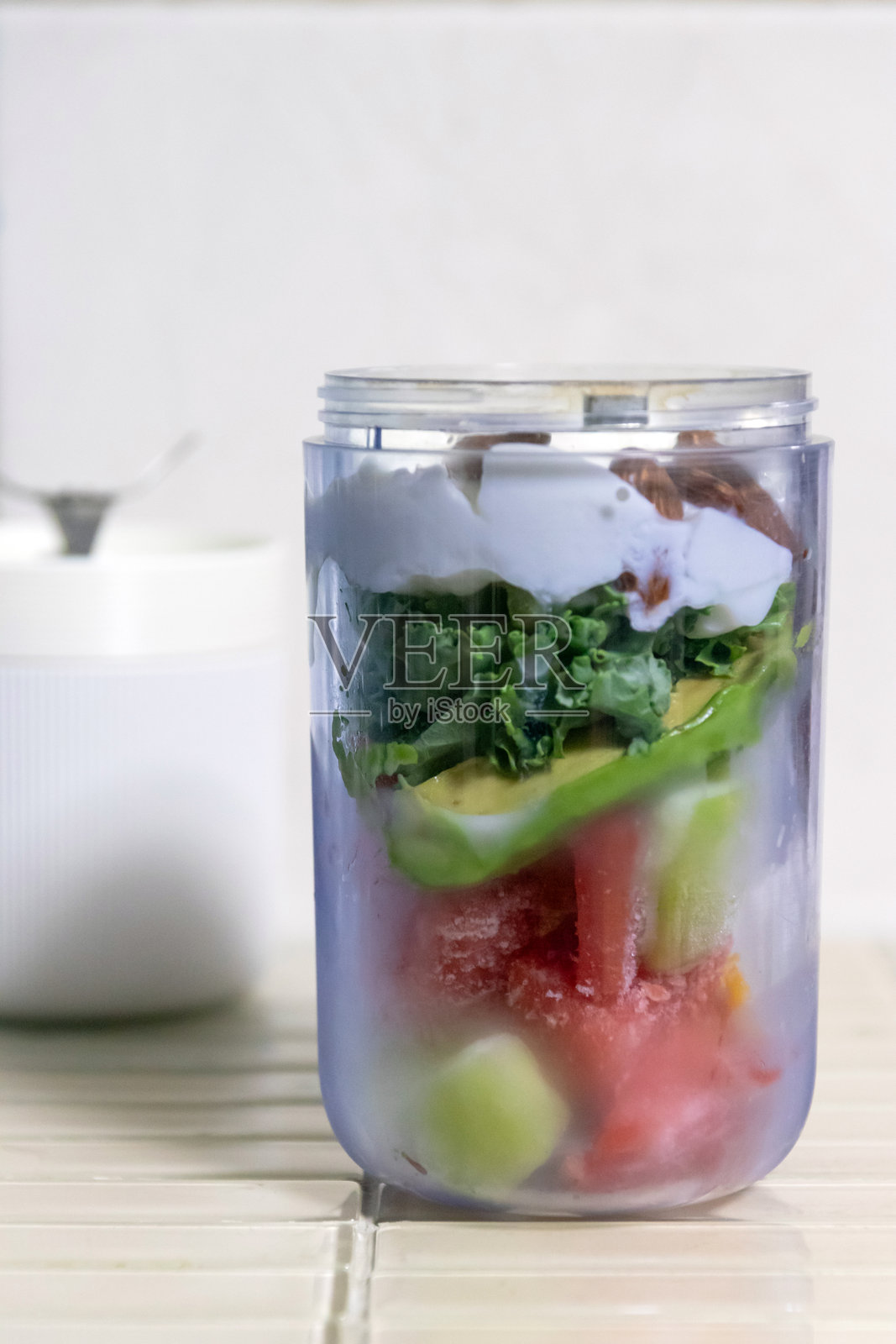 色彩缤纷的食材混合在一起，制作出新鲜的果昔，展现健康生活和营养选择。照片摄影图片