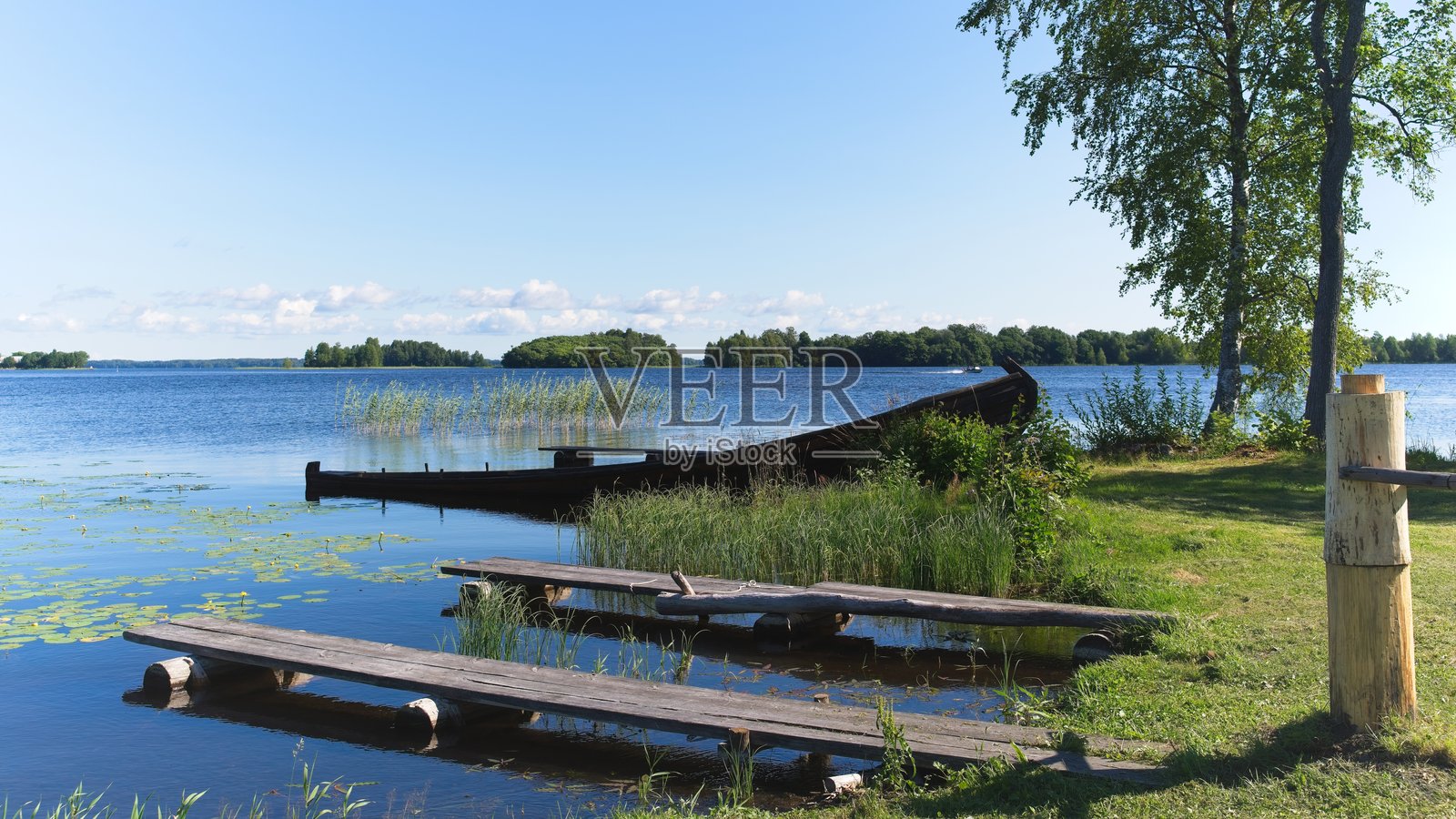 俄罗斯基日岛，2024年7月10日。船只停靠在一个大湖上。照片摄影图片