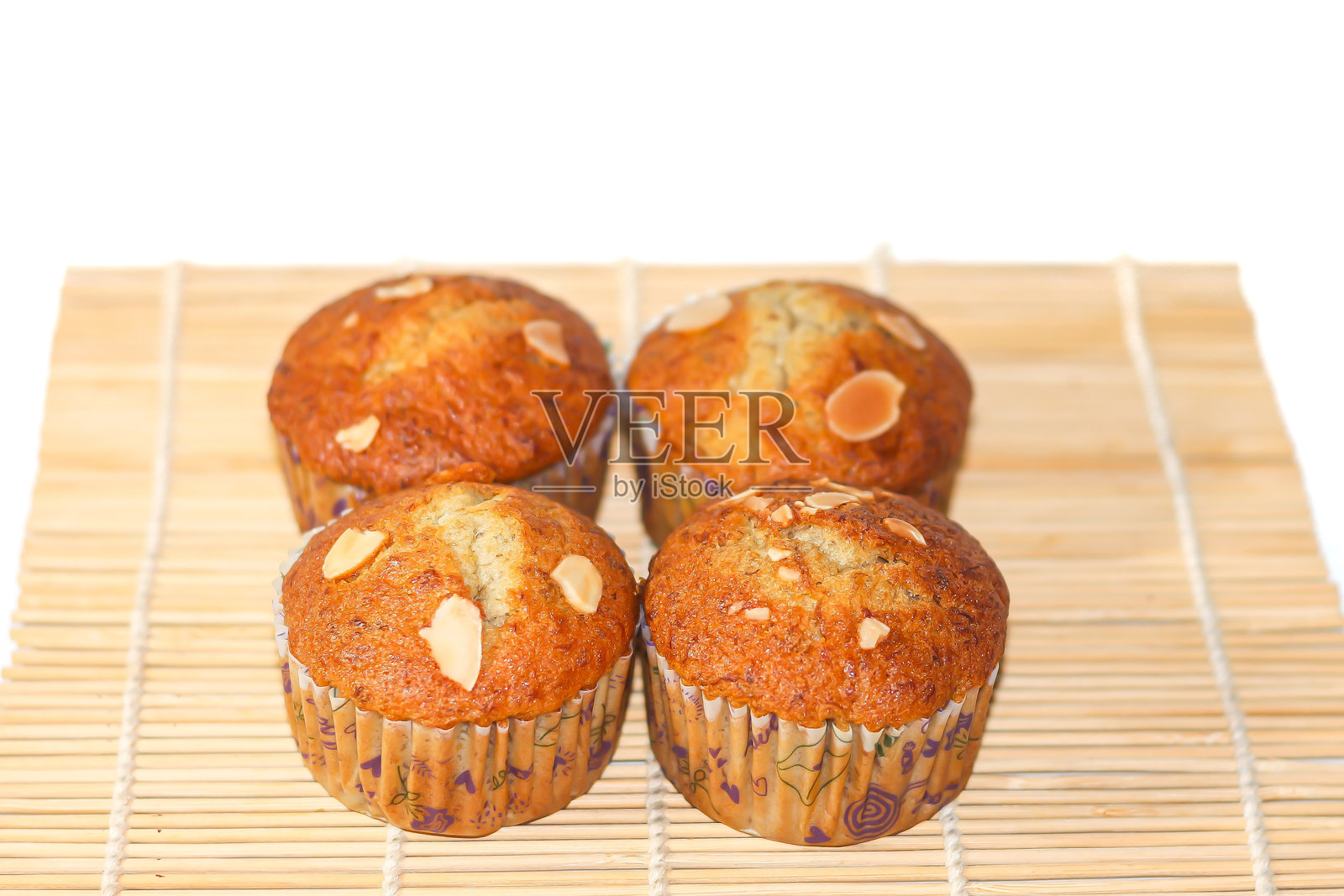 美味可口的香蕉蛋糕，独立呈现。照片摄影图片