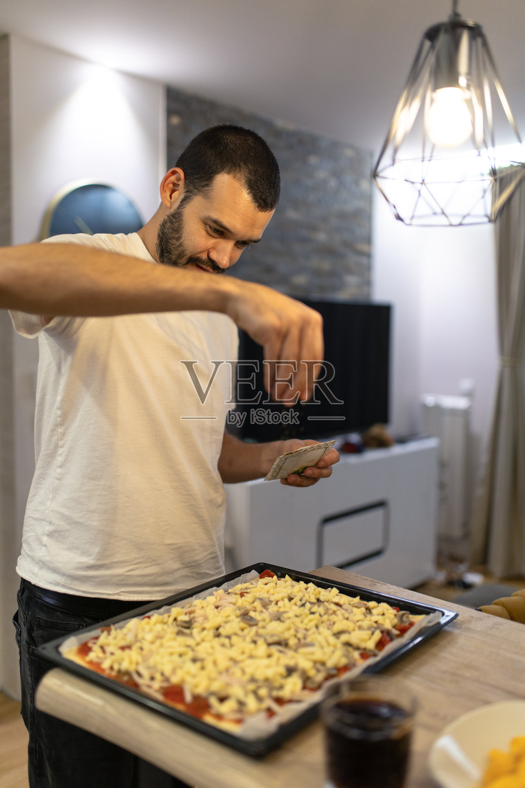 用牛至装饰自制披萨照片摄影图片