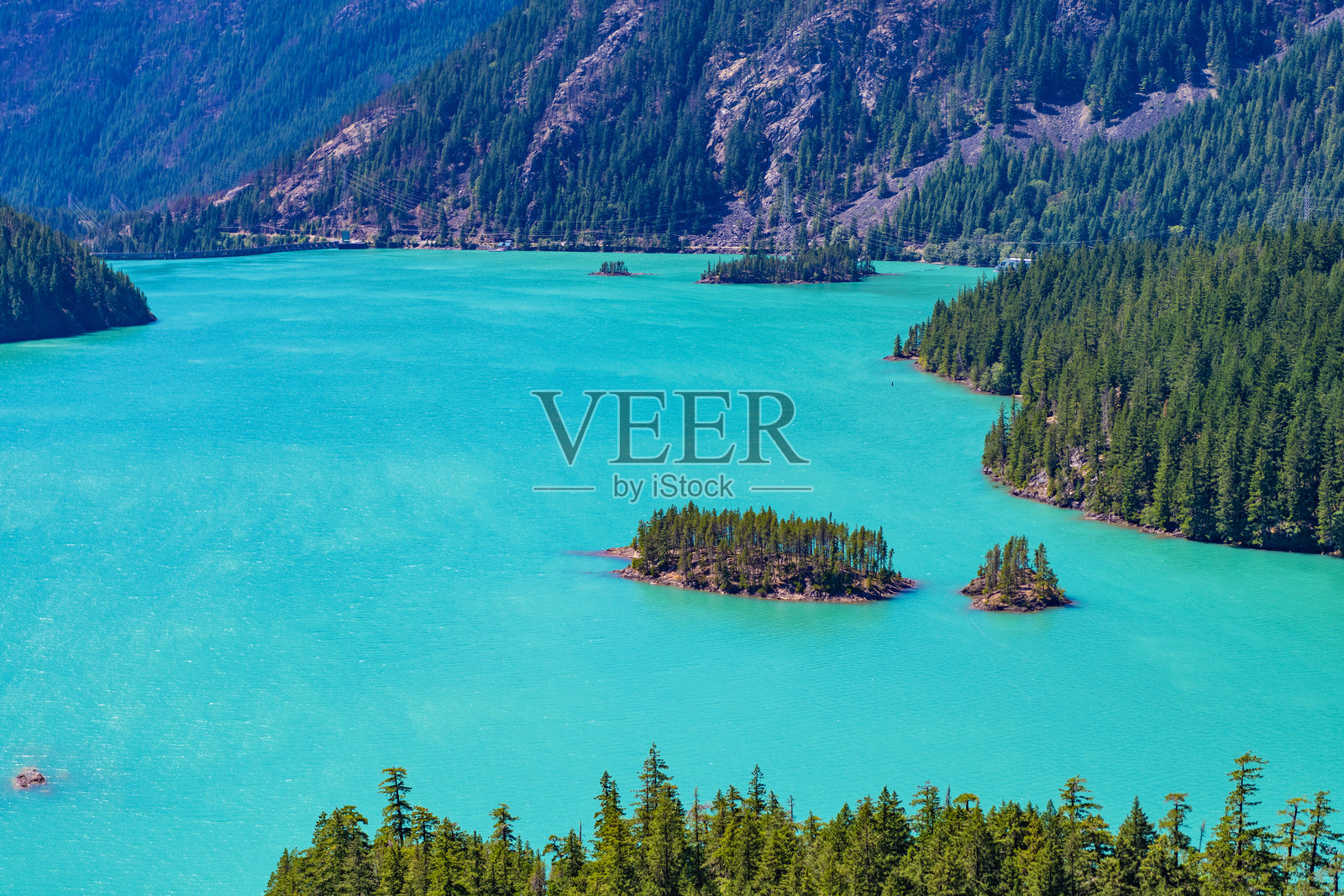 迪亚布罗湖与山脉风景。山峰与迪亚布罗湖的自然风光。北喀斯喀特国家公园的迪亚布罗湖。迪亚布罗湖的迷人自然景观。照片摄影图片