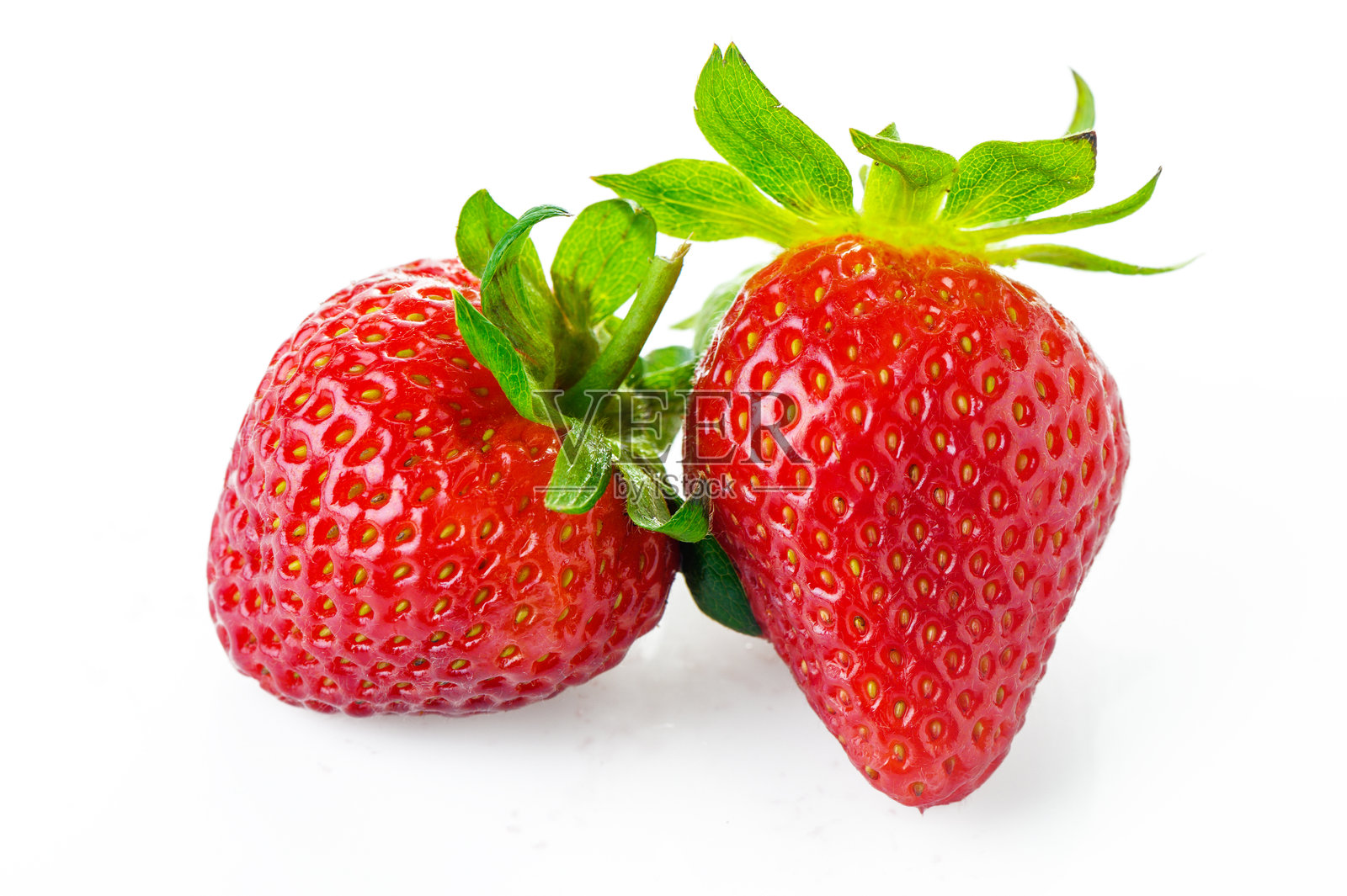 一组新鲜草莓在白色背景上隔离展示照片摄影图片