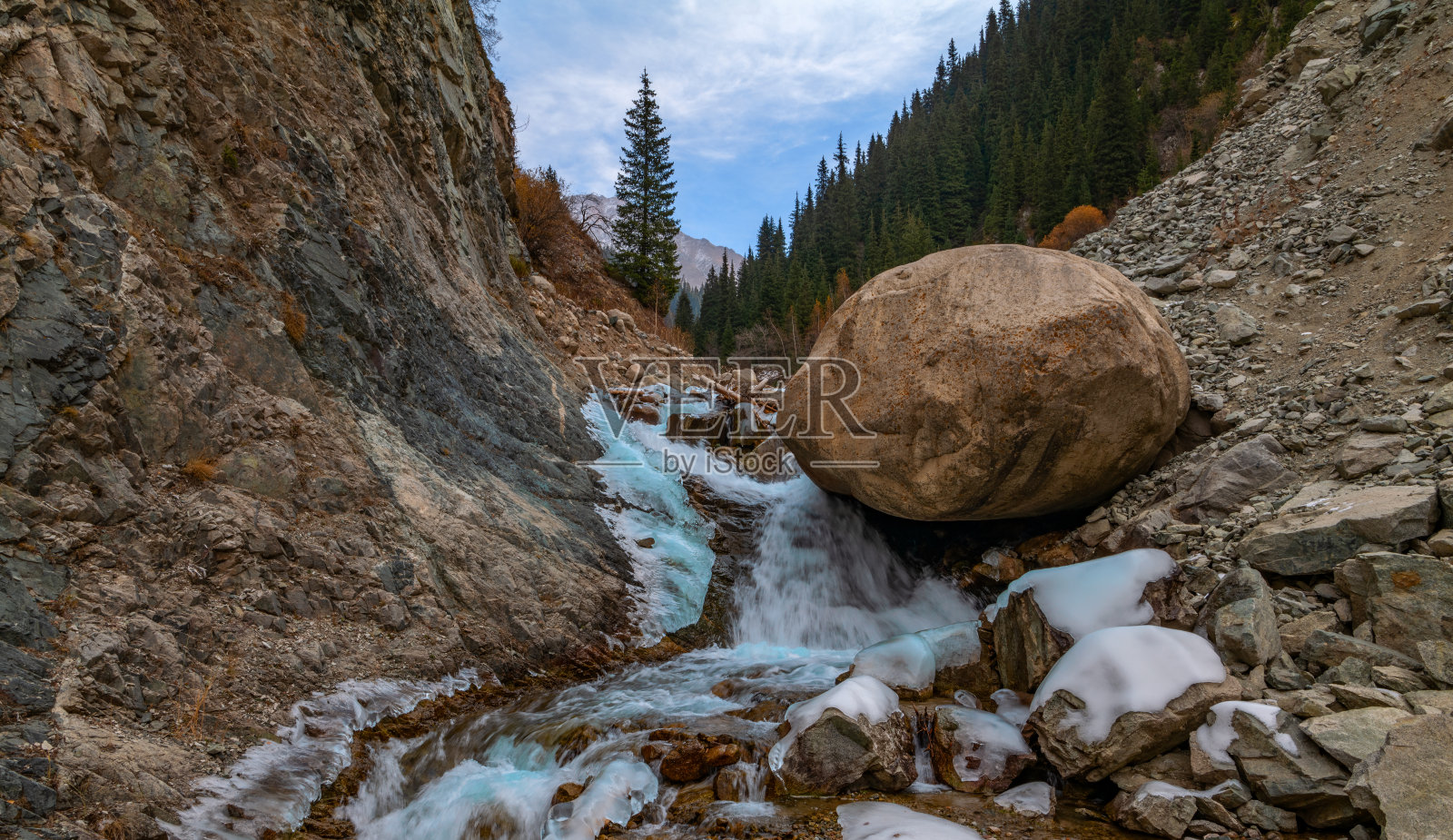 秋天傍晚峡谷中的山河照片摄影图片