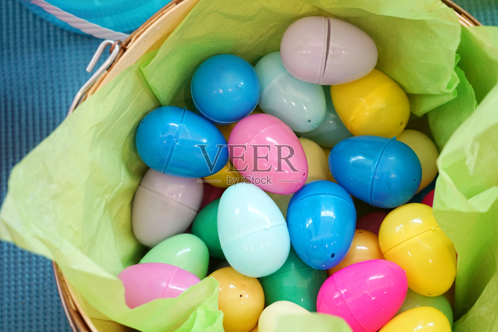 塑料玩具复活节彩蛋和五彩缤纷的儿童容器照片摄影图片