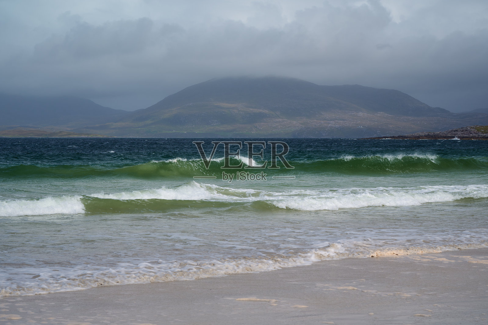 苏格兰北部壮观海滩上的海浪照片摄影图片