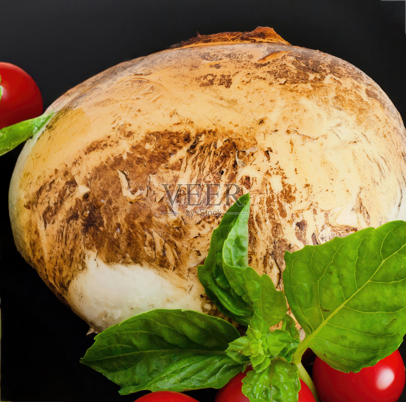 斯卡莫尔扎奶酪配樱桃番茄和罗勒，背景为黑色照片摄影图片