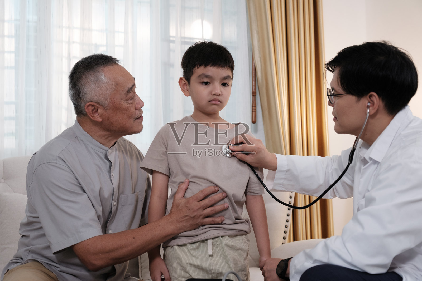 医生检查男孩的健康状况照片摄影图片