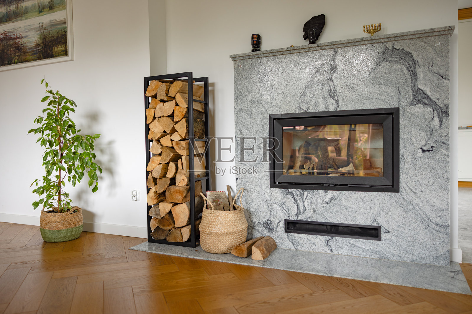 房子里的壁炉旁堆满了木柴照片摄影图片