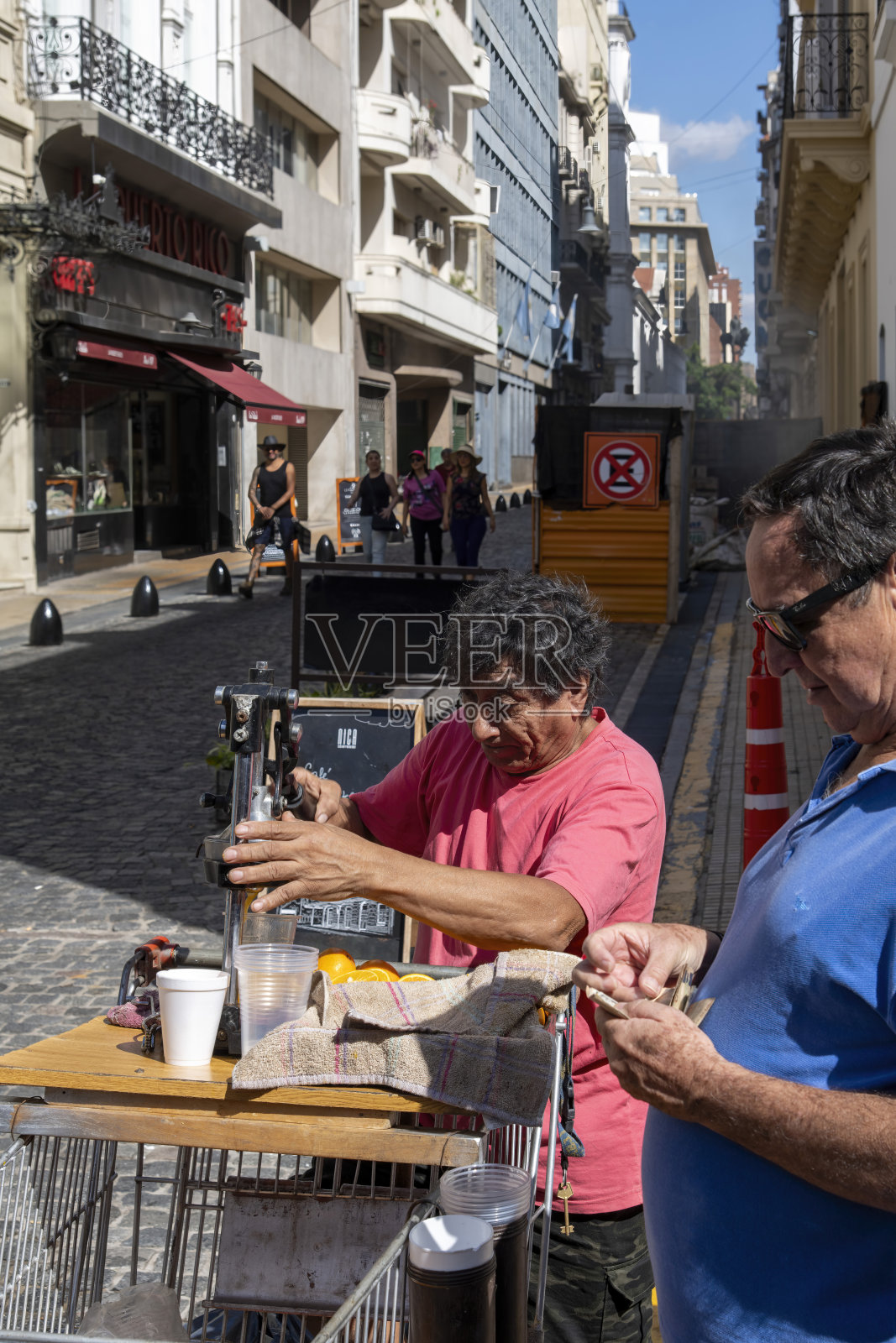 一个在购物车上装有榨汁机的橙汁卖家照片摄影图片