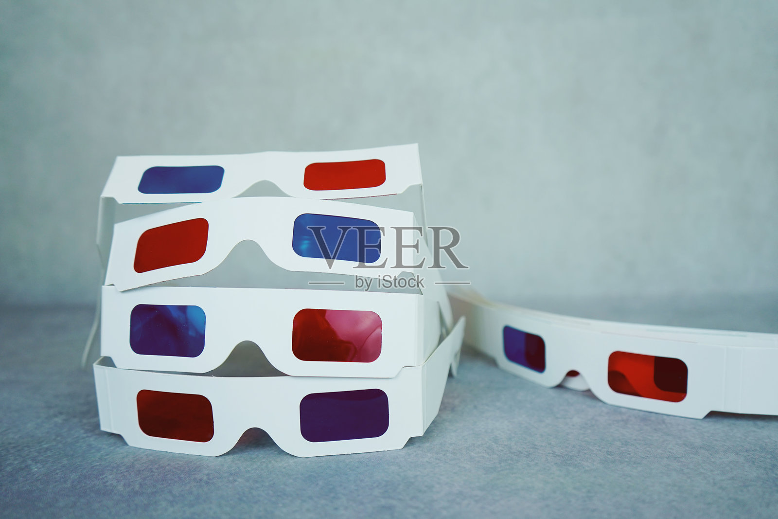 白墙前桌子上的3D眼镜特写照片摄影图片