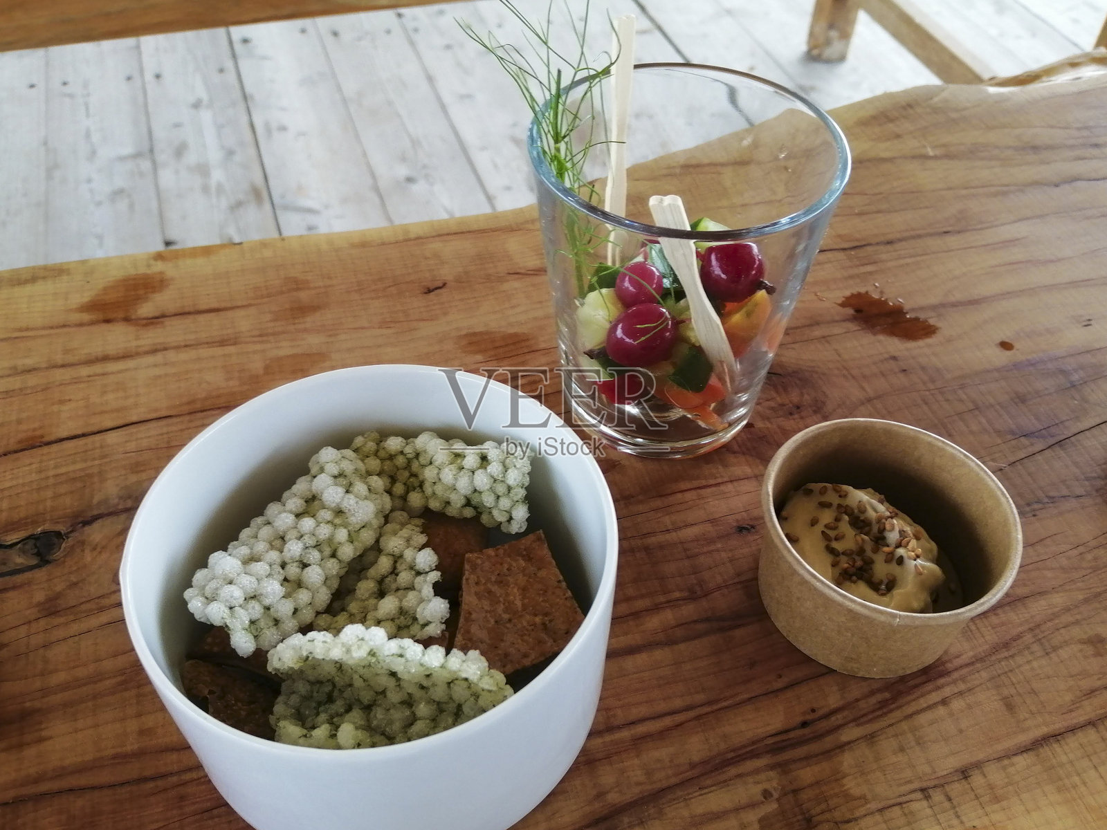 桌子上的小吃照片摄影图片