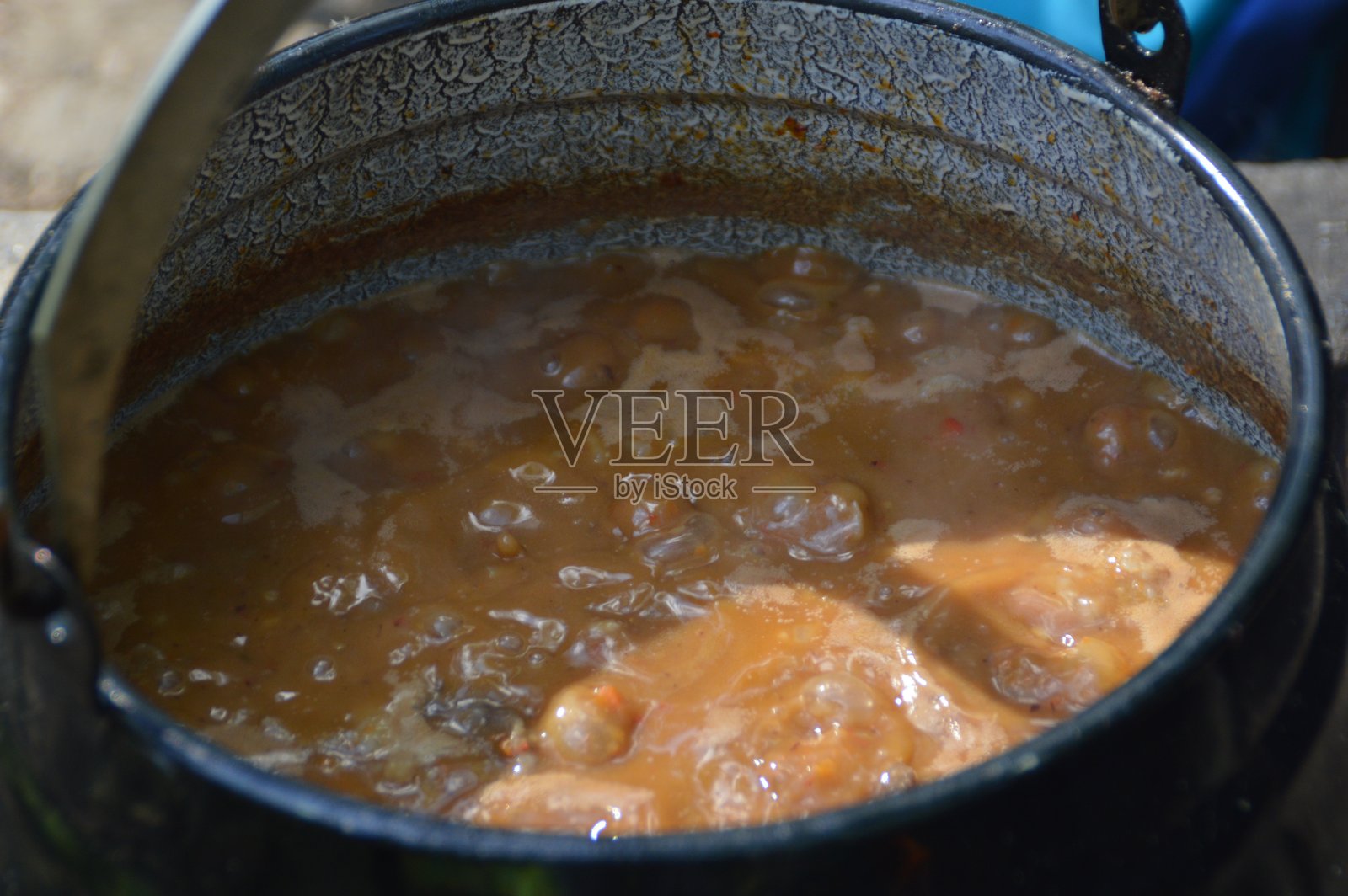 容器中的汤特写照片摄影图片