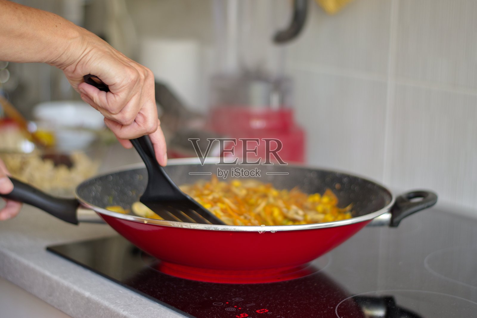 女人在炉子上烹饪的中段画面照片摄影图片